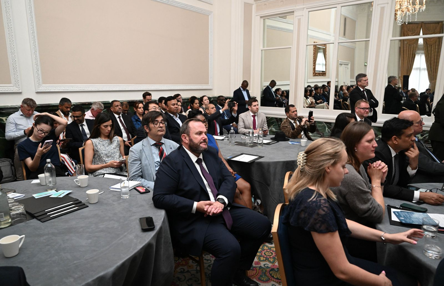 ރާއްޖެ އިން އިނގިރޭސި ވިލާތުގައި ބޭއްވި ބިޒްނަސް ފޯރަމްގެ ބައެއް ބައިވެރިން: އިނގިރޭސި ވިލާތަކީ ރާއްޖެ އަށް ތިން ވަނައަށް އެންމެ ގިނަ ޓޫރިސްޓުން އަންނަ ގައުމު.--- ފޮޓޯ: ރައީސް އޮފީސް