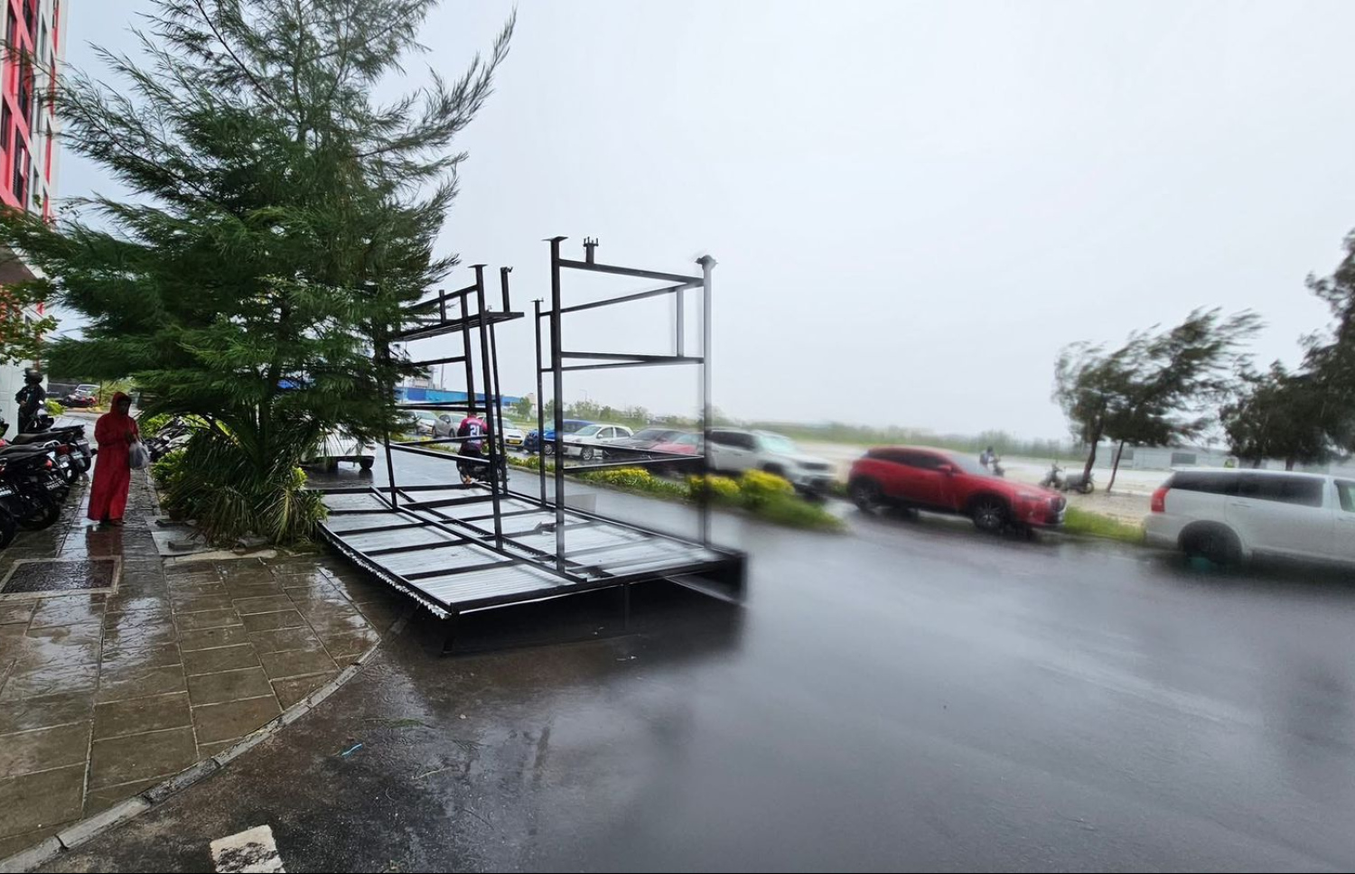 ހިޔާ ސަރަހައްދުގައި ޕާކު ކޮށްފައި ބަހައްޓާފައި ހުރި ބަސް ސްޓޭންޑެއް ވަޔާއެކު އެއްލާލާފައި.-- ފޮޓޯ: ޒަމްޒަމް ފާރިޝް/ ފޭސްބުކް