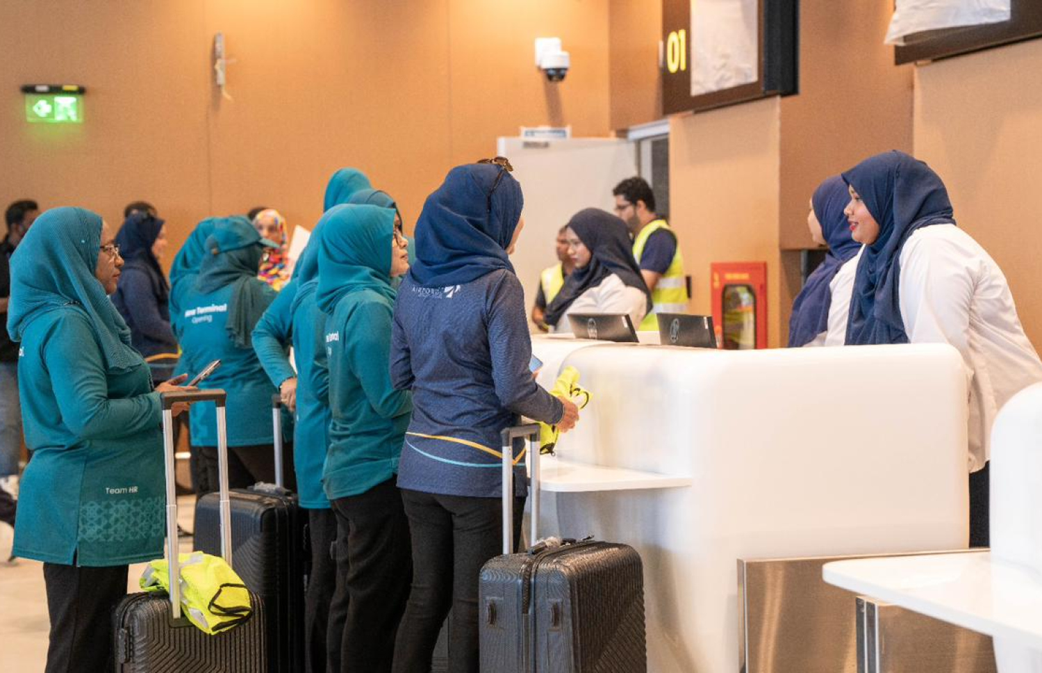 އާ ޓާމިނަލްގެ ހިދުމަތް ފެށުމުގެ ކުރިން ހިންގި ޓެސްޓު ބުރެއްގައި އެމްއޭސީއެލްގެ މުވައްޒަފުންތަކެއް ބައިވެރިވަނީ.--ފޮޓޯ: އެމްއޭސީއެލް