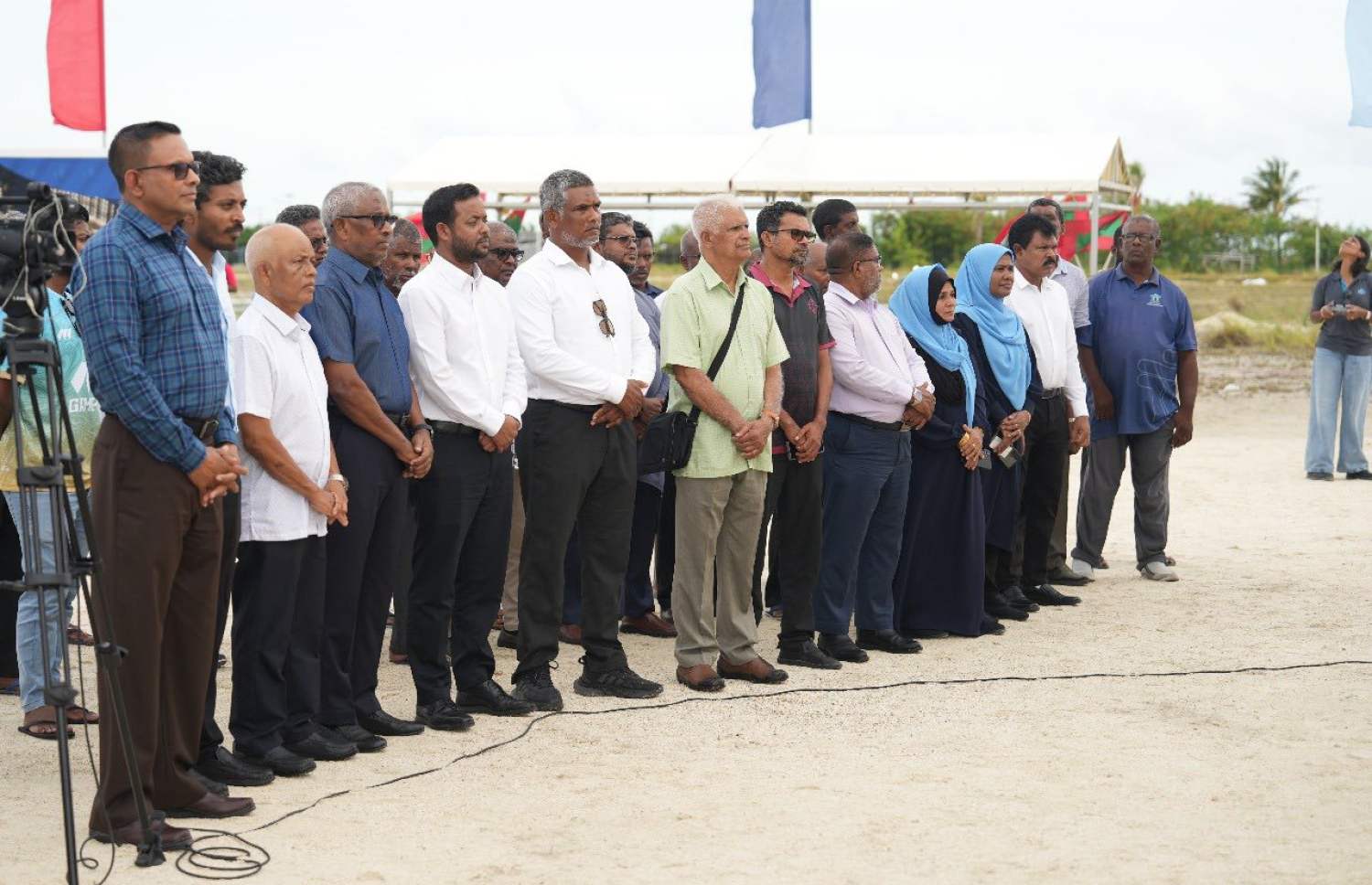 ކުޑަހުވަދޫގައި އާރުސީސީން އިމާރާތްކުރާ ފްލެޓުތަކުގެ ބިންގާ އެޅުމުގެ ރަސްމިއްޔާތުގައި މިނިސްޓަރު މުއްތަލިބާއި އާރުސީސީގެ ބައެއް އިސްވެރިން އަދި ބައެއް އެހެން މީހުން އިއްޔެ ބައިވެރިވަނީ.---ފޮޓޯ: އާރުސީސީ