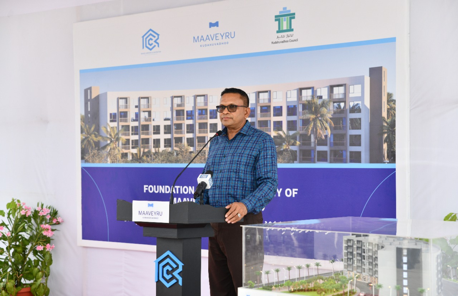 ކުޑަހުވަދޫގައި އާރުސީސީން އިމާރާތްކުރާ ފްލެޓުތަކުގެ ބިންގާ އެޅުމުގެ ރަސްމިއްޔާތުގައި އާރުސީސީގެ ޗެއާމަން ނާޒިމް ވާހަކަ ދައްކަވަނީ.---ފޮޓޯ: އާރުސީސީ