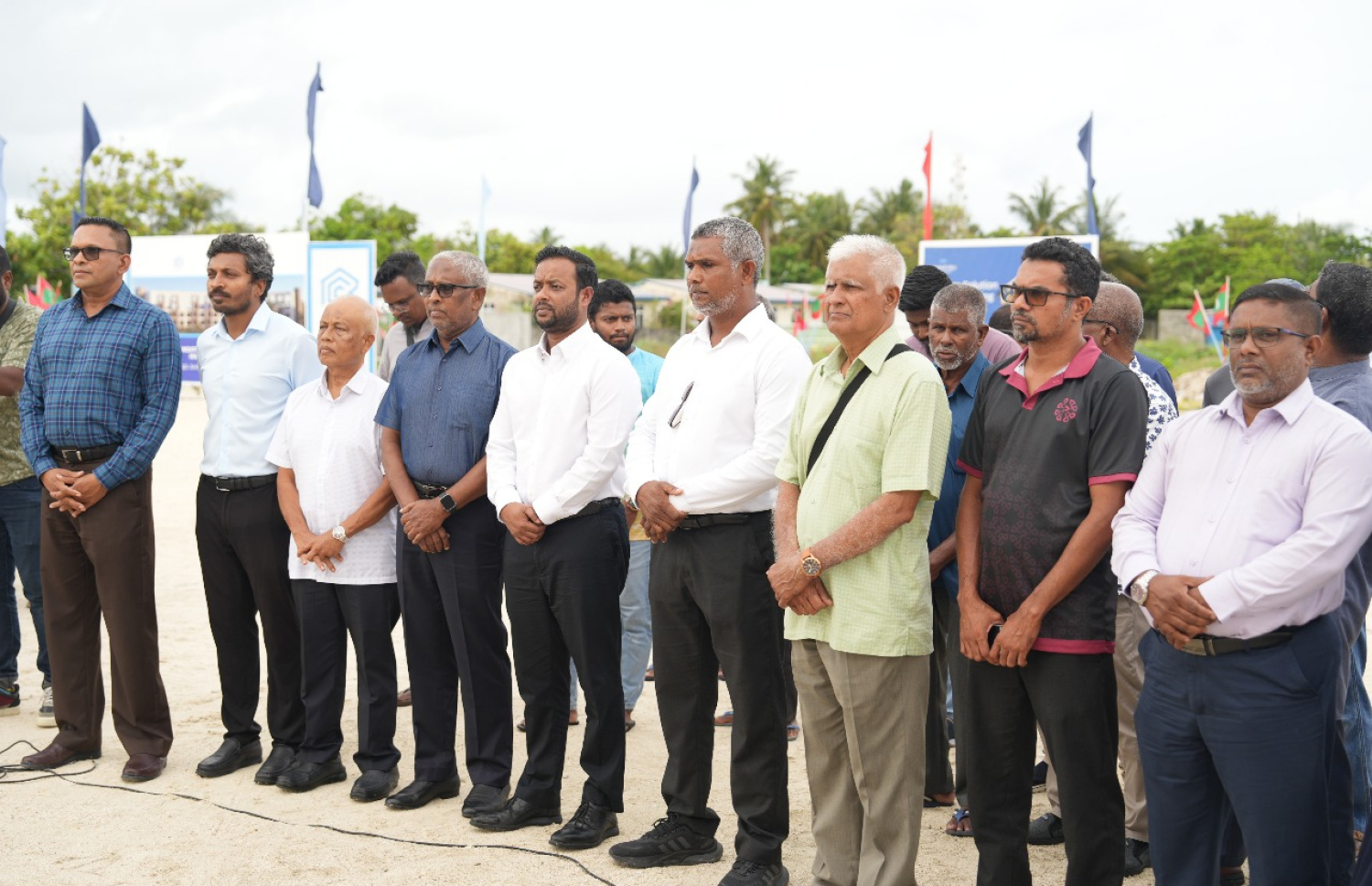 ކުޑަހުވަދޫގައި އާރުސީސީން އިމާރާތްކުރާ ފްލެޓުތަކުގެ ބިންގާ އެޅުމުގެ ރަސްމިއްޔާތުގައި މިނިސްޓަރު މުއްތަލިބާއި އާރުސީސީގެ ބައެއް އިސްވެރިން އަދި ބައެއް އެހެން މީހުން އިއްޔެ ބައިވެރިވަނީ.--- ފޮޓޯ: އާރުސީސީ