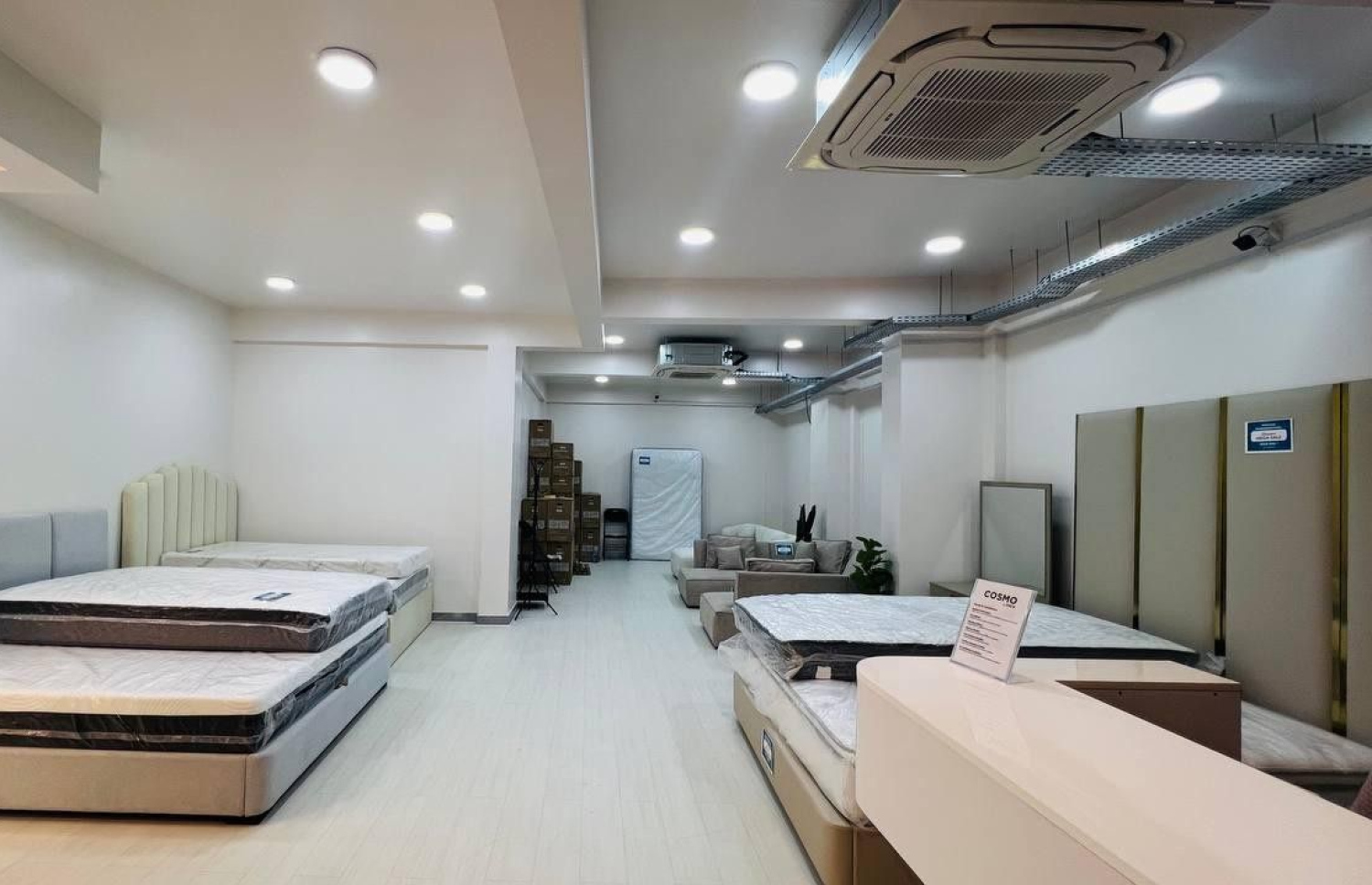 ކޮސްމޯ ބައި އެކްސްކޯ ފިހާރައިގެ އެތެރެ.