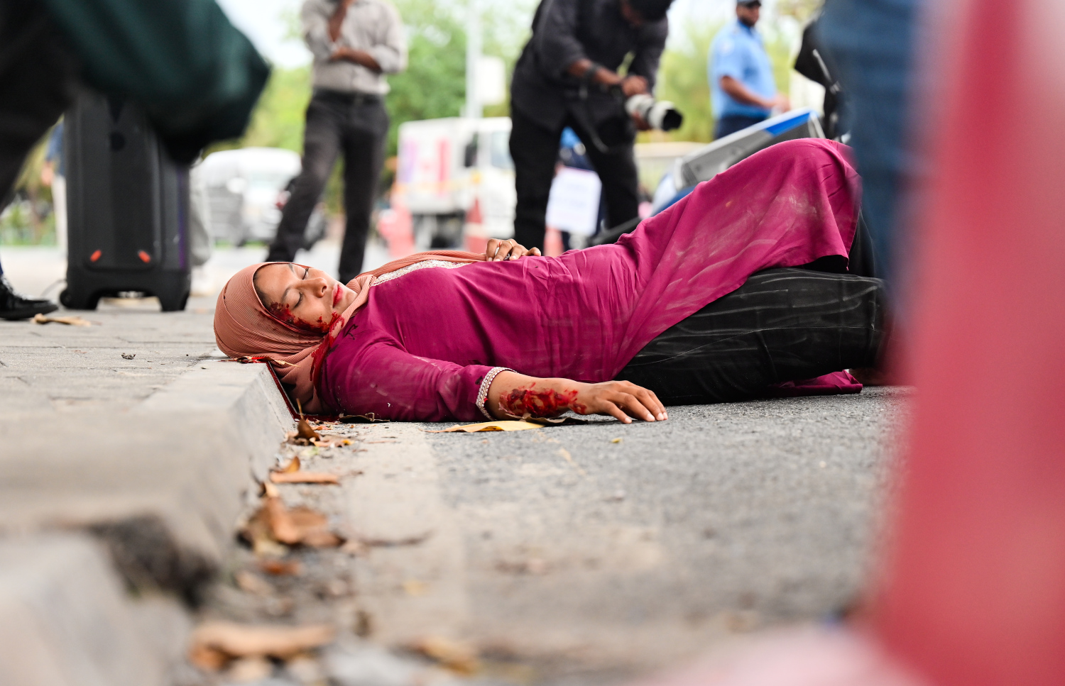 މާލޭގައި ހިނގަމުންދާ ނުރައްކާތެރި އެކްސިޑެންޓްތަކާ ގުޅޭގޮތުން އާންމު ރައްޔިތުން ހޭލުންތެރިކުރުމަށްޓަކައި ޓްރެފިކް ޕޮލިސް ޑިޕާޓްމަންޓުގެ ފަރާތުން މިއަދު މާލޭގައި ހިންގި ސިނާރިއޯ ބޭސްޑް އެކްސައިޒް. ..-- ފޮޓޯ: ނިޝާން އަލީ | މިހާރު