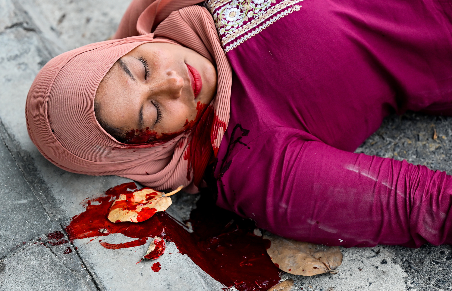 މާލޭގައި ހިނގަމުންދާ ނުރައްކާތެރި އެކްސިޑެންޓްތަކާ ގުޅޭގޮތުން އާންމު ރައްޔިތުން ހޭލުންތެރިކުރުމަށްޓަކައި ޓްރެފިކް ޕޮލިސް ޑިޕާޓްމަންޓުގެ ފަރާތުން މިއަދު މާލޭގައި ހިންގި ސިނާރިއޯ ބޭސްޑް އެކްސައިޒް. ..-- ފޮޓޯ: ނިޝާން އަލީ | މިހާރު