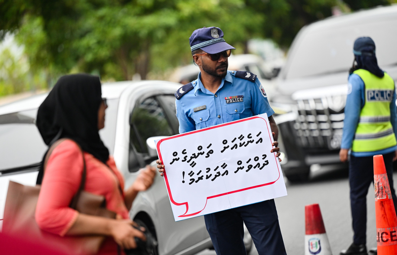 މާލޭގައި ހިނގަމުންދާ ނުރައްކާތެރި އެކްސިޑެންޓްތަކާ ގުޅޭގޮތުން އާންމު ރައްޔިތުން ހޭލުންތެރިކުރުމަށްޓަކައި ޓްރެފިކް ޕޮލިސް ޑިޕާޓްމަންޓުގެ ފަރާތުން މިއަދު މާލޭގައި ހިންގި ސިނާރިއޯ ބޭސްޑް އެކްސައިޒް. ..-- ފޮޓޯ: ނިޝާން އަލީ | މިހާރު