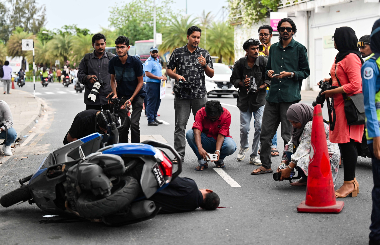 މާލޭގައި ހިނގަމުންދާ ނުރައްކާތެރި އެކްސިޑެންޓްތަކާ ގުޅޭގޮތުން އާންމު ރައްޔިތުން ހޭލުންތެރިކުރުމަށްޓަކައި ޓްރެފިކް ޕޮލިސް ޑިޕާޓްމަންޓުގެ ފަރާތުން މިއަދު މާލޭގައި ހިންގި ސިނާރިއޯ ބޭސްޑް އެކްސައިޒް. ..-- ފޮޓޯ: ނިޝާން އަލީ | މިހާރު