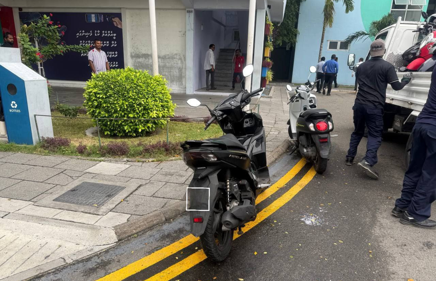 ހުޅުމާލޭގައި ޕާކްކުރުން މަނާ ތަނެއްގައި ހުރި ސައިކަލްތަކެއް ފުލުހުން ޓޯކުރަނީ.-- ފޮޓޯ: ހުޅުމާލެ ޕޮލިސް