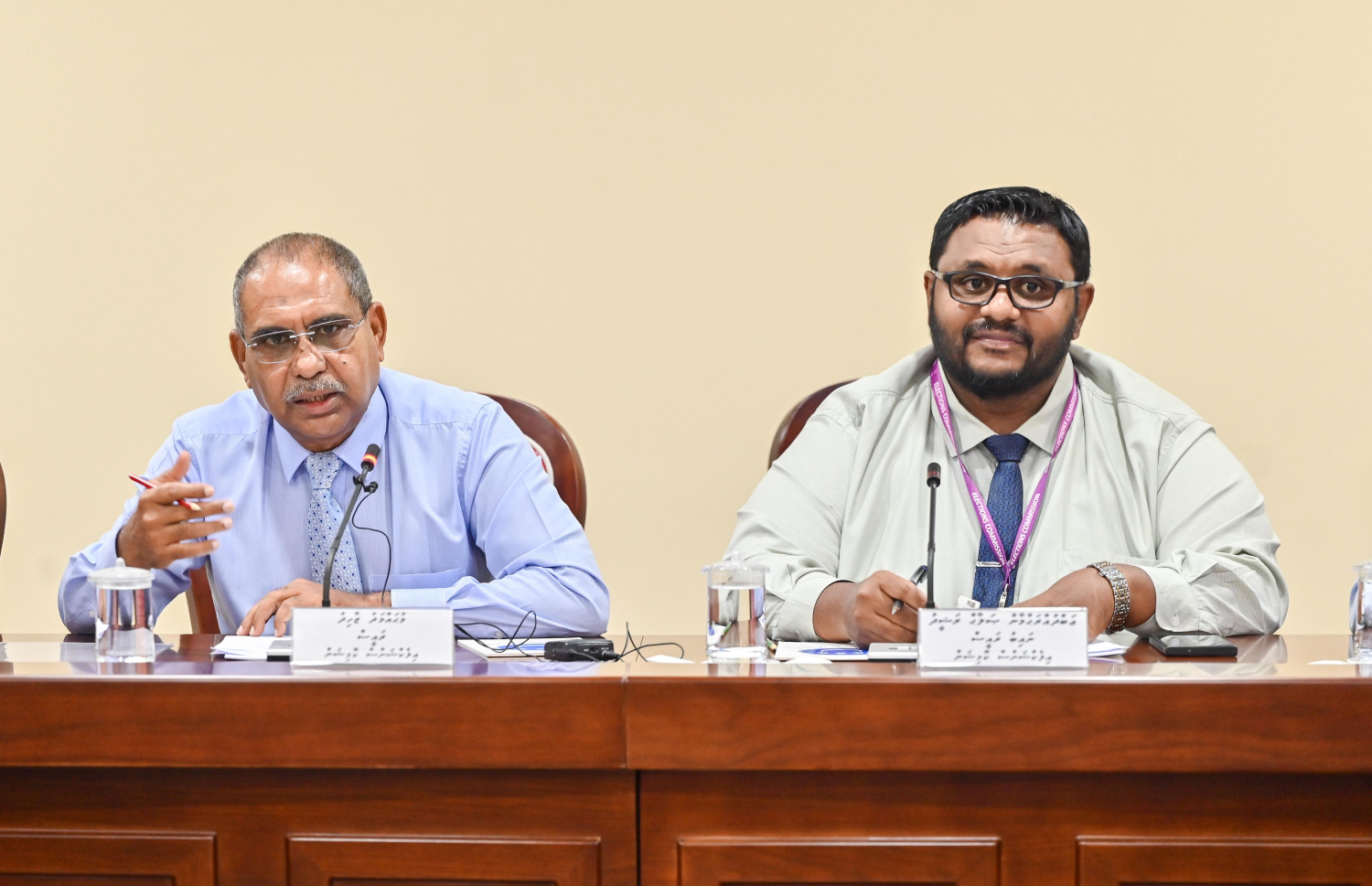 މަޖިލީހުގެ ކޮމެޓީން މިއަދު ބޭއްވި ބައްދަލުވުމުގައި، އީސީގެ ރައީސް ޒާހިދު (ވ) އަދި ނައިބު ރައީސް ސޮލާހު ބައިވެރިވެވަޑައިގަންނަވަނީ.-- ފޮޓޯ: ނިޝާން އަލީ/ މިހާރު