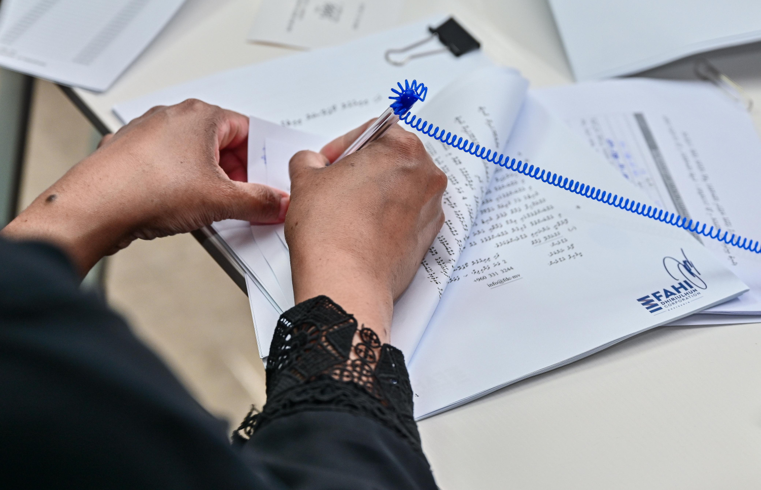 އެފްޑީސީން ހުޅުމާލޭގައި ހަދަމުން އަންނަ ފްލެޓުތަކުގެ އެގްރިމެންޓުގައި މިއަދު މީހަކު ސޮއިކުރަނީ.-- ފޮޓޯ: ފަޔާޒު މޫސާ/ މިހާރު