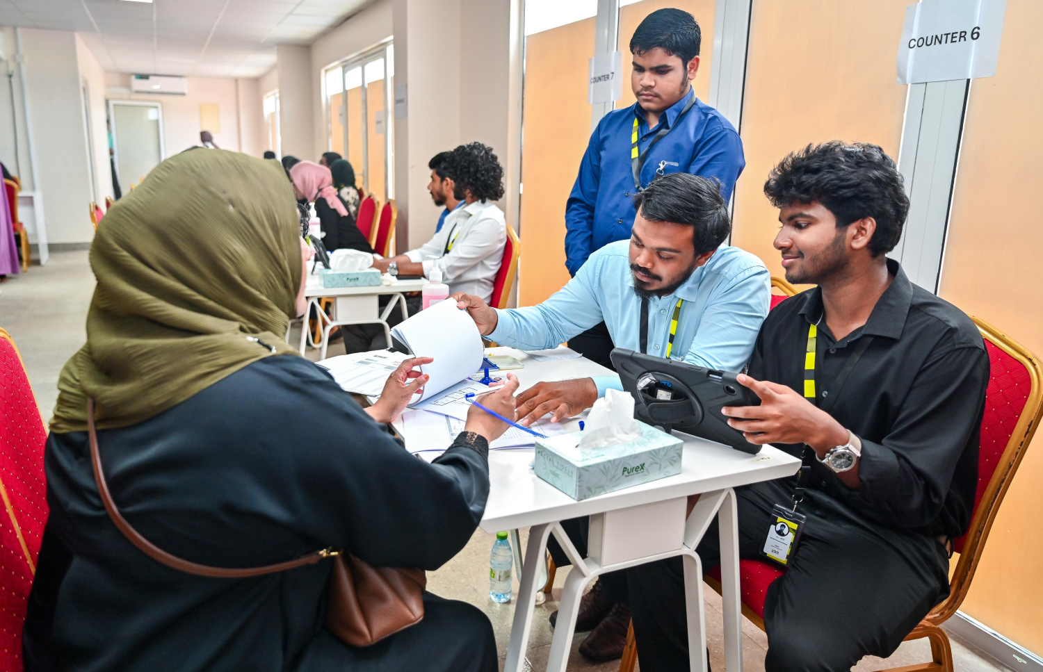 ފްލެޓު ލިބުނު މީހަކާއެކު އެފްޑީސީން އެގްރިމެންޓުގައި ސޮއިކުރަނީ.-- ފޮޓޯ: ފަޔާޒު މޫސާ | މިހާރު