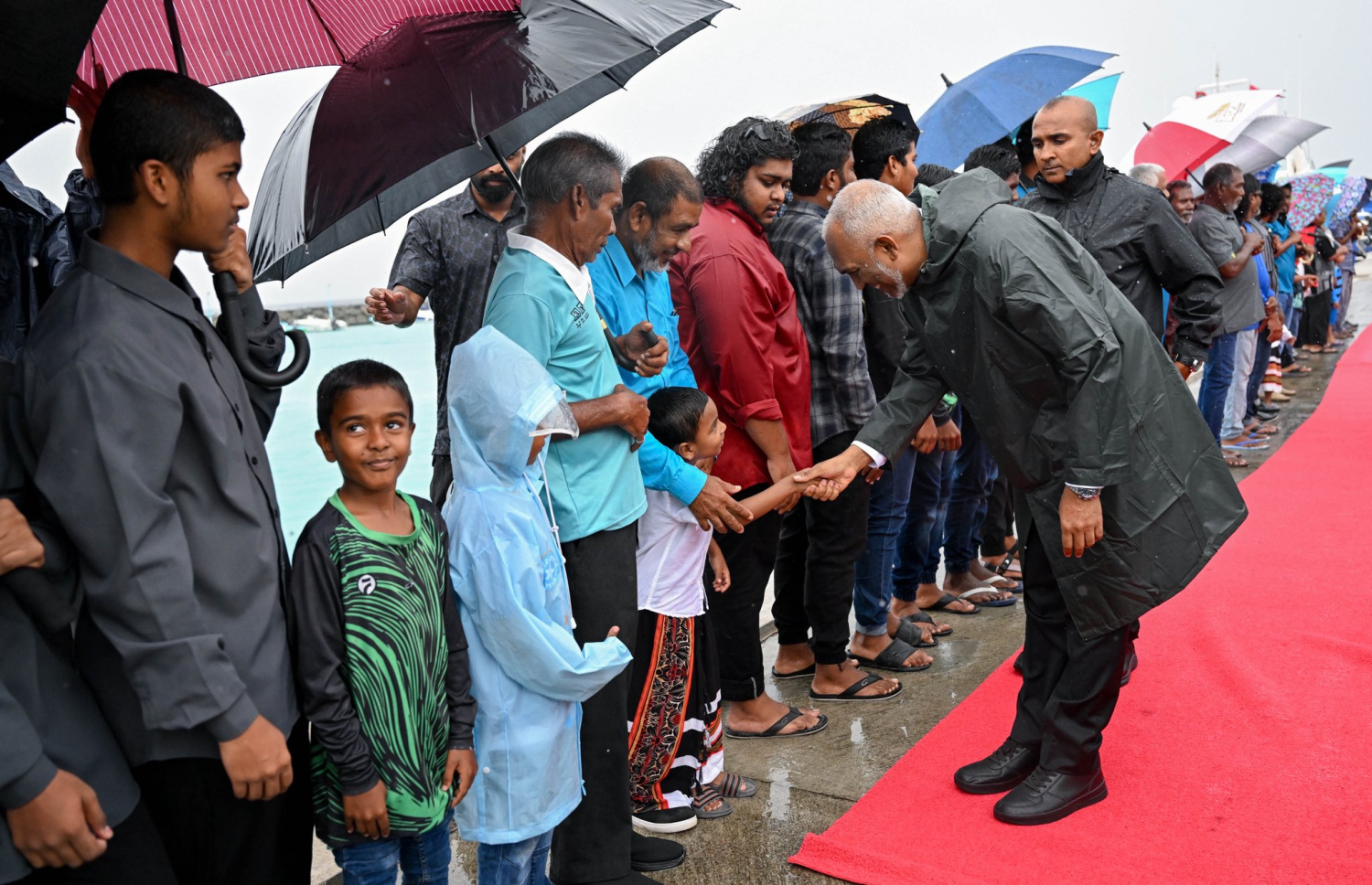 ރައިސް ޑރ. މުހައްމަދު މުއިއްޒު މިއަދު ނ. ހެނބަދޫއަށް ވަދައިގަތުމުން އެ ރަށުން އެމަނިކުފާނަށް މަރުހަބާ ކިޔުމަށް ނިކުތް ކުއްޖަކާ ސަލާމް ކުރައްވަނީ،.--- ފޮޓޯ: ރައީސް އޮފީސް