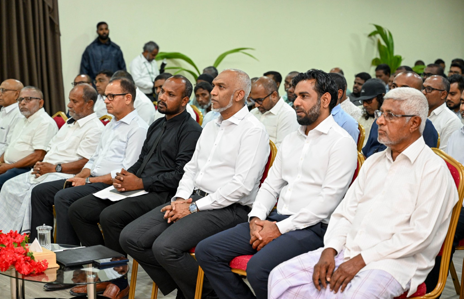 މަނަދޫގައި ރޭ ބޭއްވި ޖަލްސާގައި ރައީސް މުއިއްޒު ބައިވެރިވެވަޑައިގަންނަވަނީ