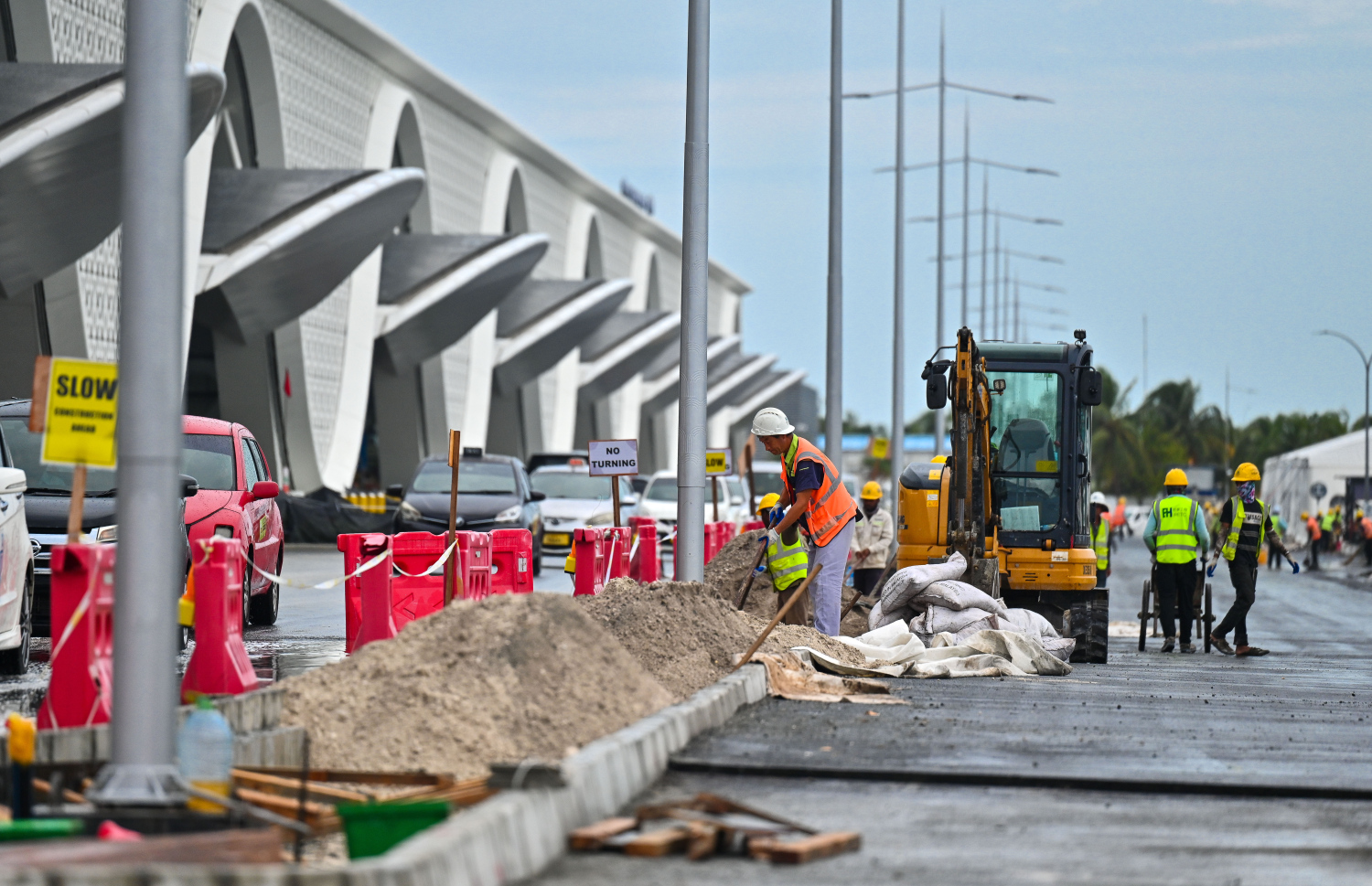 ވެލާނާ އިންޓަނޭޝަނަލް އެއަޕޯޓުގެ އާ ޓާމިނަލް ކުރިމަތީ މަގު ހެދުމުގެ އެންމެ ފަހުގެ މަސައްކަތް ކުރަނީ.--- ފޮޓޯ: ފަޔާޒު މޫސާ | މިހާރު