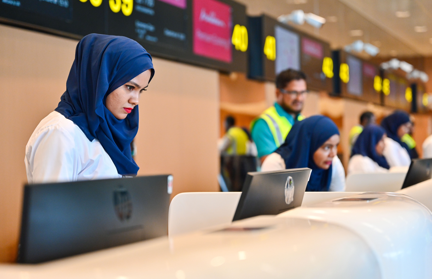 ވެލާނާ އިންޓަނޭޝަނަލް އެއާޕޯޓުގެ އާ ޗެކިން ކައުންޓަރުތަކުގައި އެމްއޭސީއެލްގެ މުވައްޒަފުން ހަރަކާތްތެރިވަނީ: މި ޓާމިނަލްގައި ޖުމްލަ 47 ޗެކިން ކައުންޓަރު ހުންނާނެ.--- ފޮޓޯ: ފަޔާޒު މޫސާ | މިހާރު