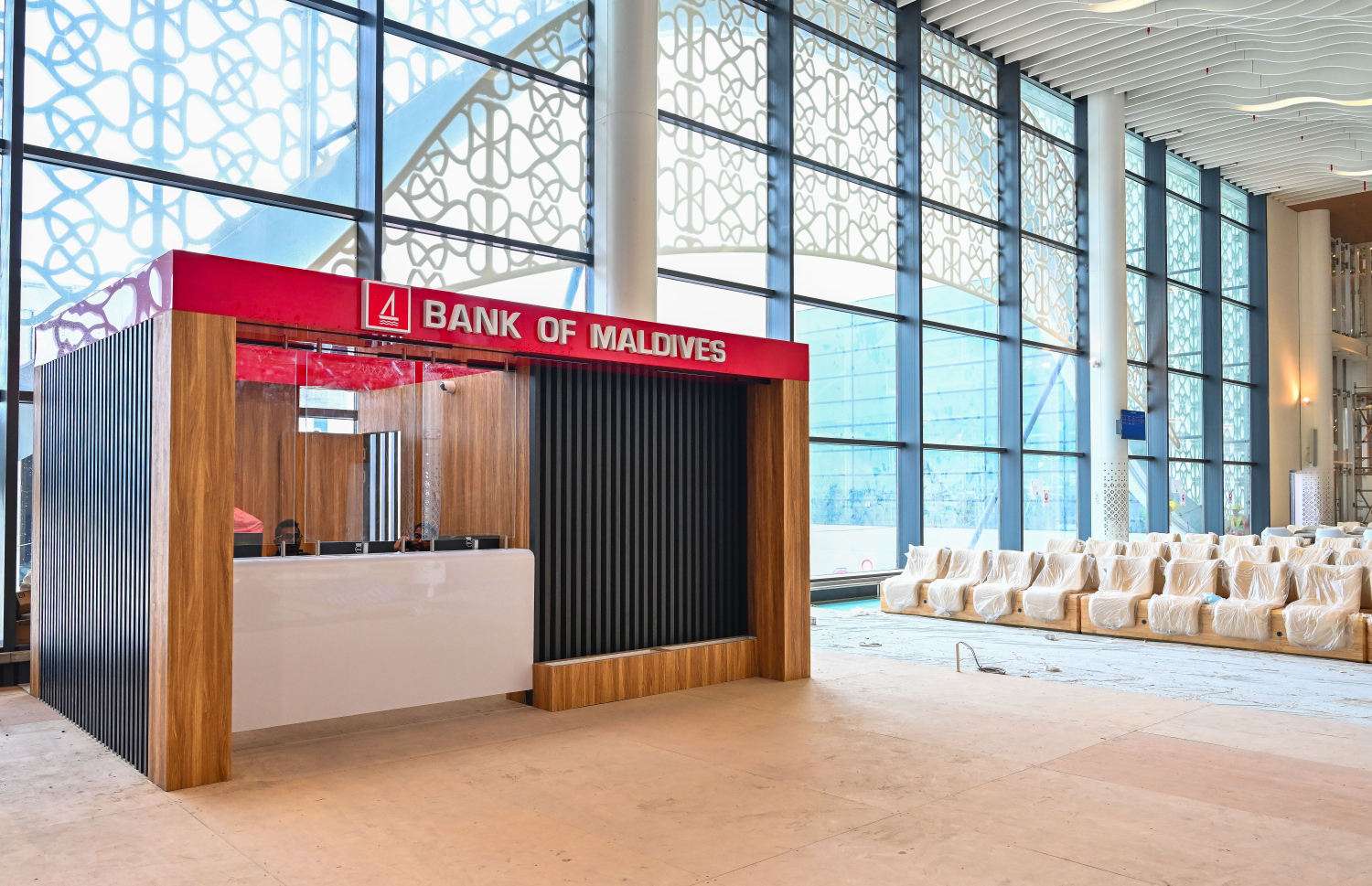 ވެލާނާ އިންޓަނޭޝަނަލް އެއާޕޯޓުގެ އާ ޓާމިނަލްގެ ގޭޓުތައް ހުންނަ ސަރަހައްދުގައި ބޭންކް އޮފް މޯލްޑިވްސްގެ ކައުންޓަރެއް ބަހައްޓާފައި.--- ފޮޓޯ: ފަޔާޒު މޫސާ | މިހާރު