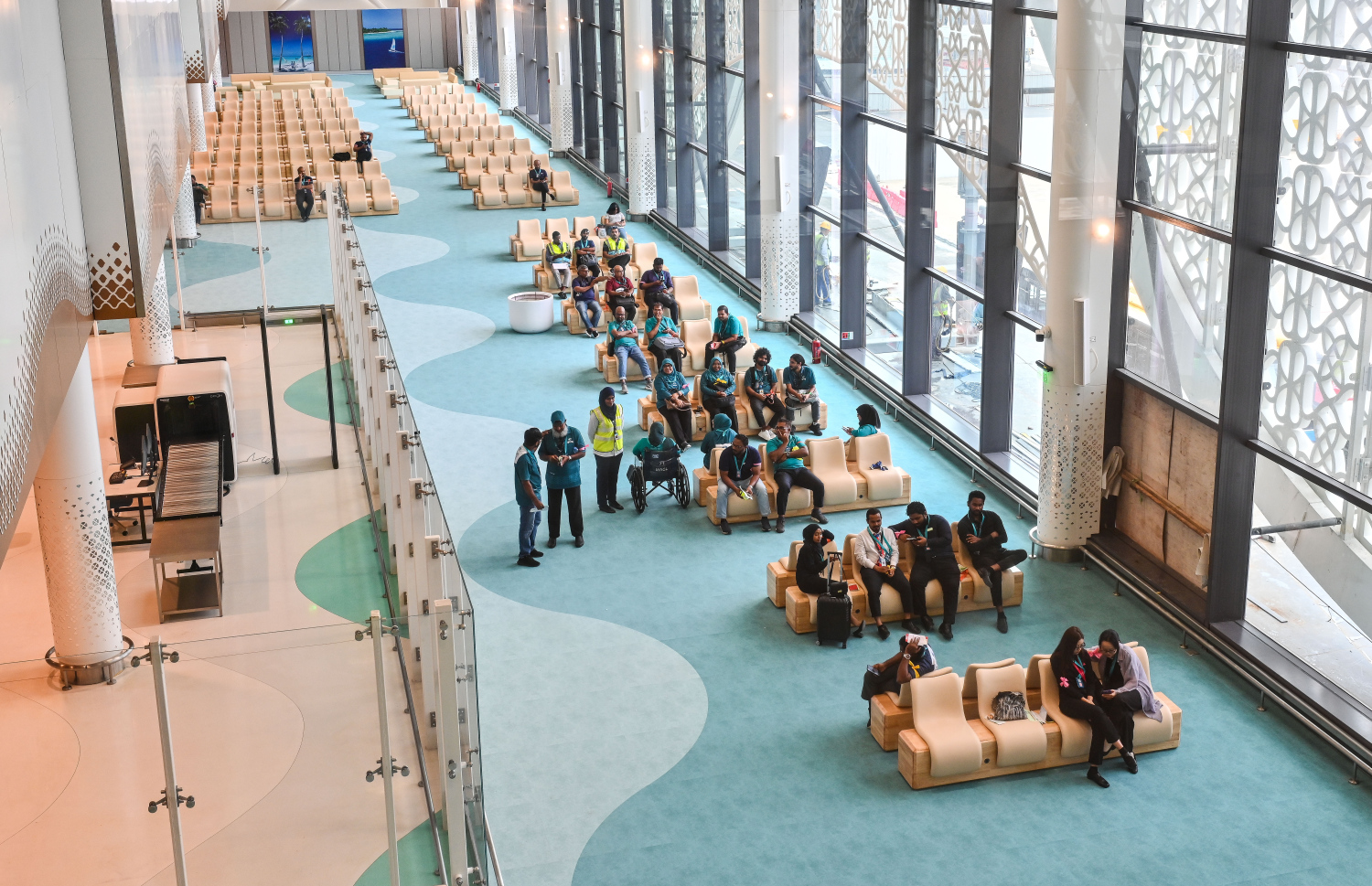 ވެލާނާ އިންޓަނޭޝަނަލް އެއާޕޯޓުގެ އާ ޓާމިނަލް ހުޅުވުމުގެ ކުރިން ބާއްވަމުން ގެންދާ ޓްރަޔަލް ސެޝަންގައި ބައިވެރިވި ބައެއް މީހުން ފުރަން ތައްޔާރު ވެގެން ވެއިޓިން ސަރަހައްދުގައި.--- ފޮޓޯ: ފަޔާޒް މޫސާ | މިހާރު