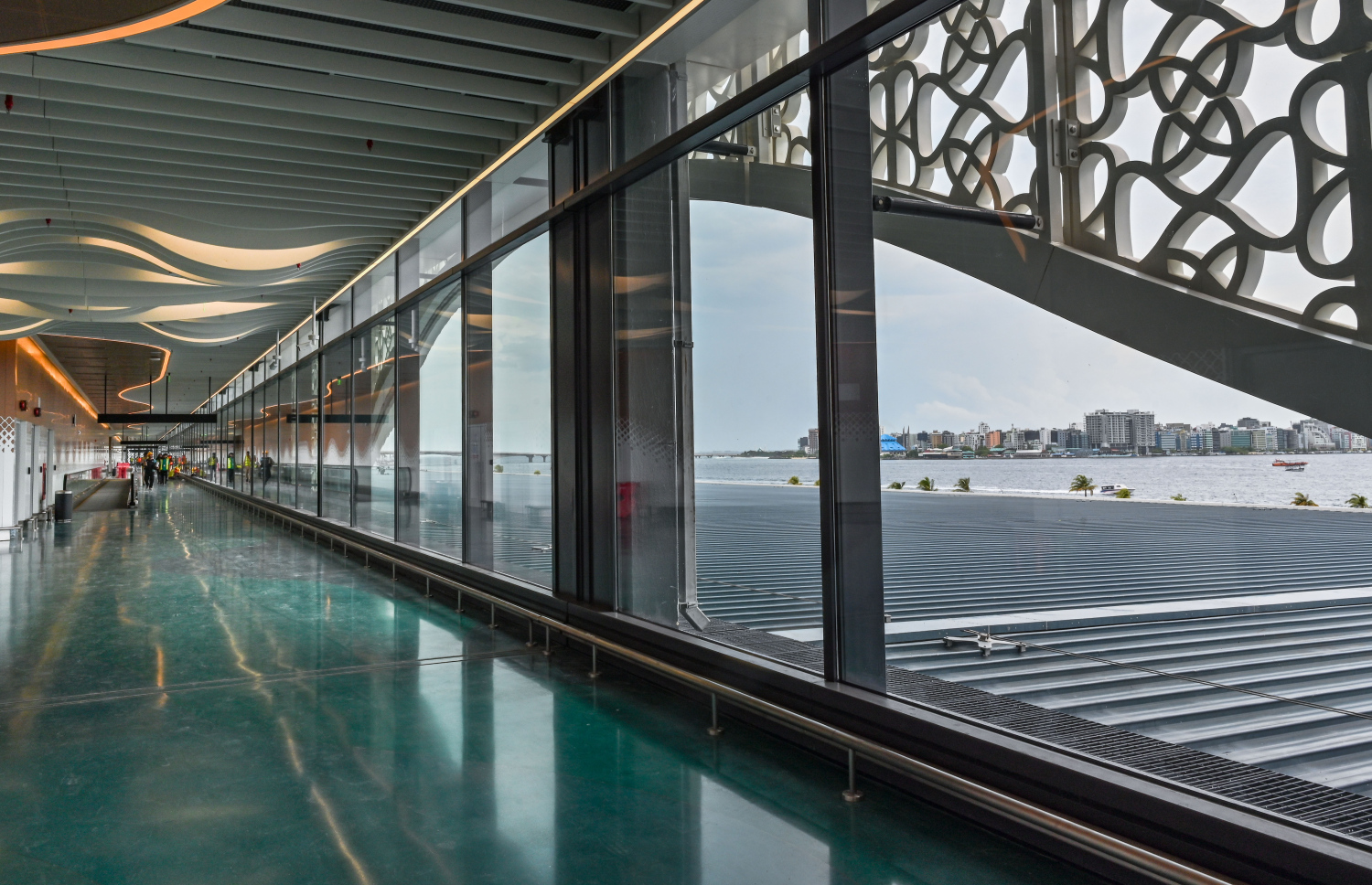 ވެލާނާ އިންޓަނޭޝަނަލް އެއާޕޯޓުގެ އާ ޓާމިނަލަށް ފައިބާ މީހުންނަށް މާލޭގެ މަލަަމަތި ފެންނަ ގޮތް.--- ފޮޓޯ: ފަޔާޒު މޫސާ | މިހާރު