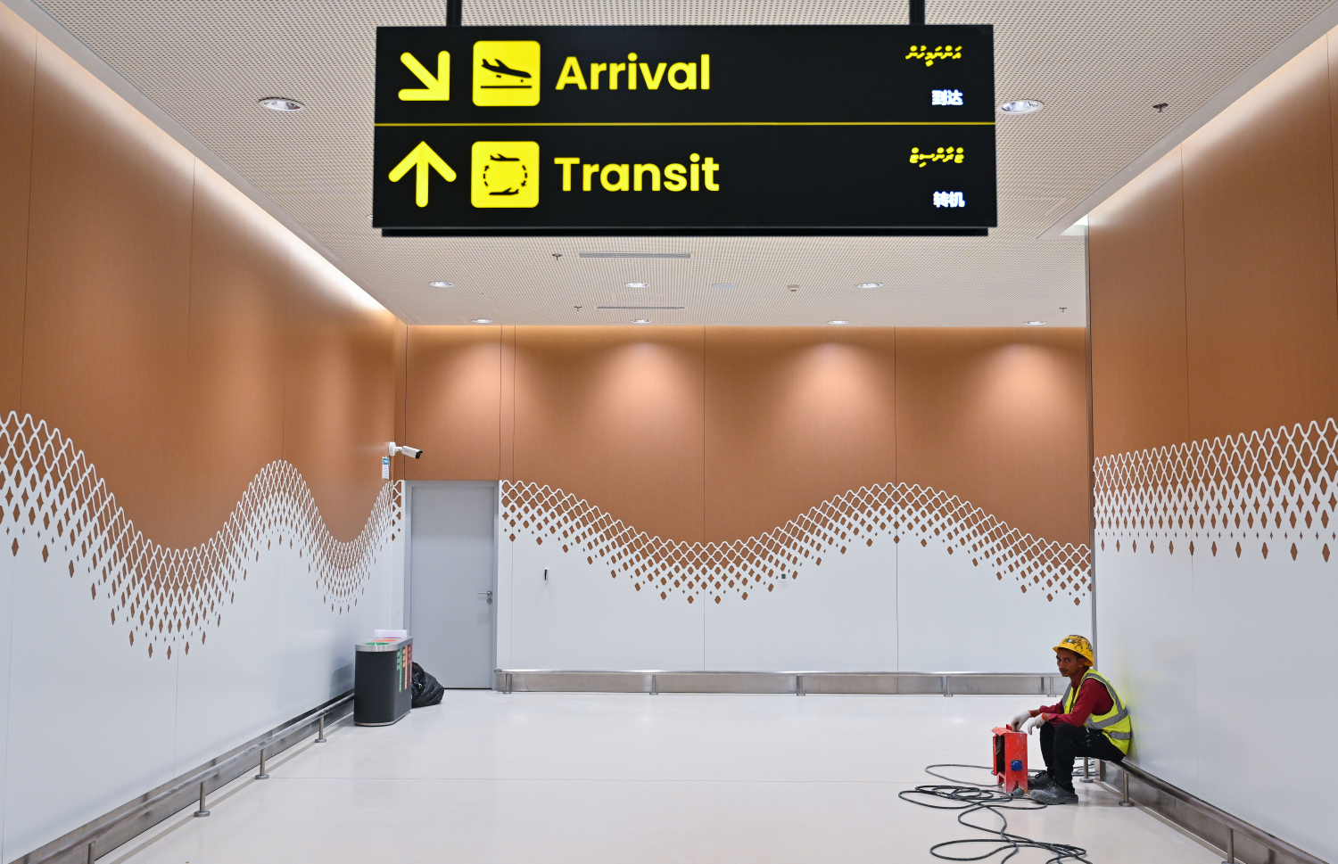 ރާއްޖެ އެތެރެވާ މީހުންނާ ޓްރާންސިޓް މީހުން ދާންވީ ދިމާ ދައްކުވައި ދޭ ބޯޑު: ވެލާނާ އިންޓަނޭޝަނަލް އެއާޕޯޓުގެ އާ ޓާމިނަލުން އެންމެ ފުރަތަމަ ހިދުމަތް ދެނީ ގައުމީ އެއާލައިން މޯލްޑިވިއަންގެ ފްލައިޓްތަކަށް.--- ފޮޓޯ: ފަޔާޒު މޫސާ | މިހާރު