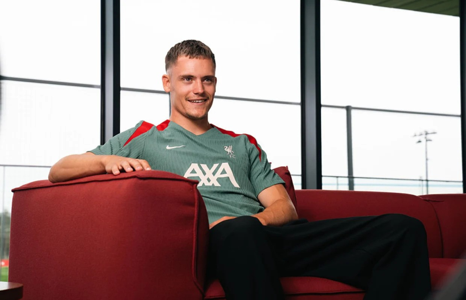 ފްލޯރިއަން ވިއަޓްސް: ލިވަޕޫލުން ސޮއި ކުރުވި އެންމެ އަގުބޮޑު ކުޅުންތެރިޔަކީ އޭނާ