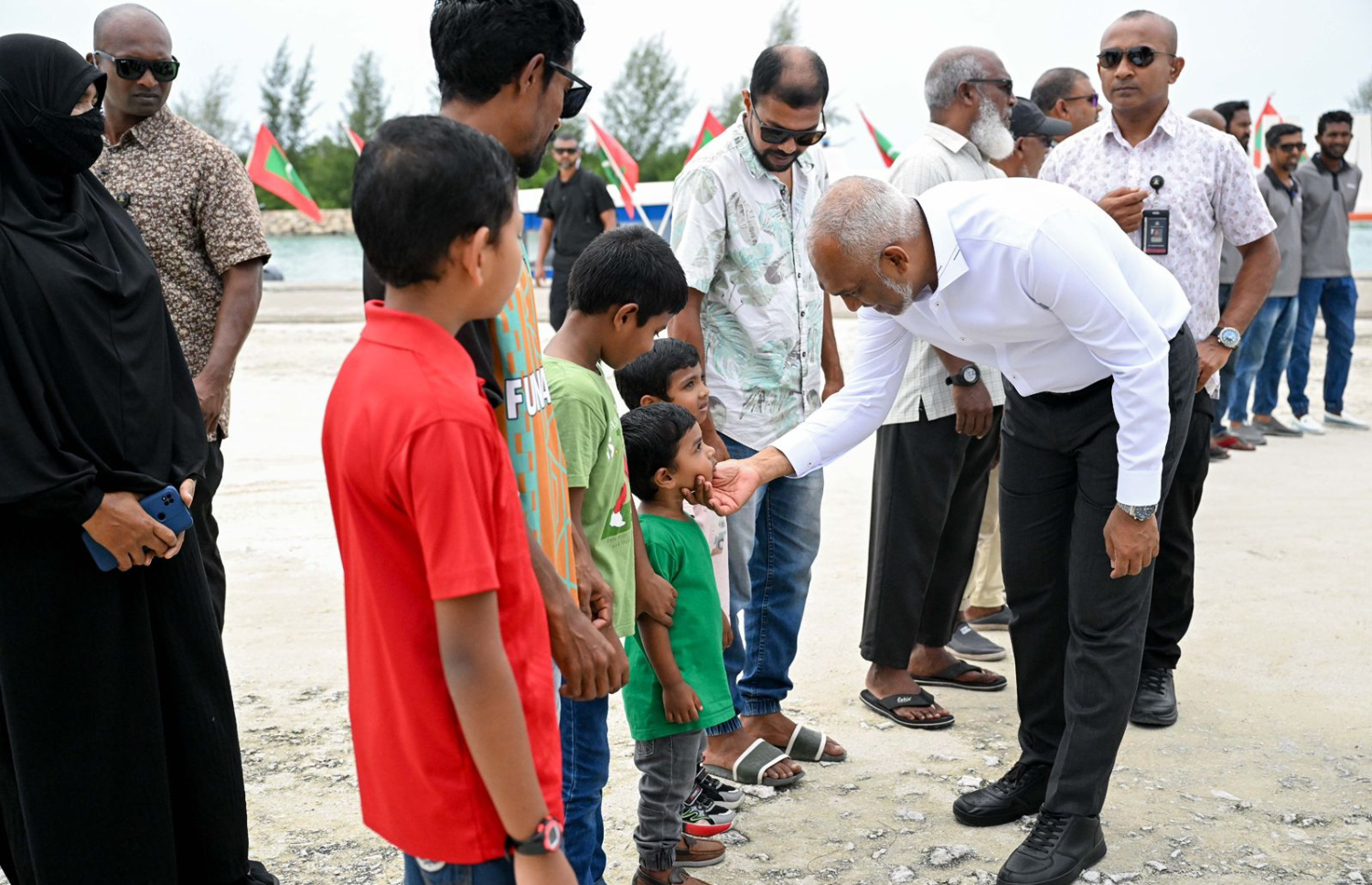 ލަންދޫއަށް ރައީސް ޑރ. މުހައްމަދު މުއިއްޒު ވަޑައިގަތުމުން މަރުހަބާ ދަންނަވަން ބަނދަރަށް ނުކުތް ކުދިންތަކަކާ ސަލާމް ކުރައްވަނީ. -- ފޮޓޯ: ރައީސް އޮފީސް