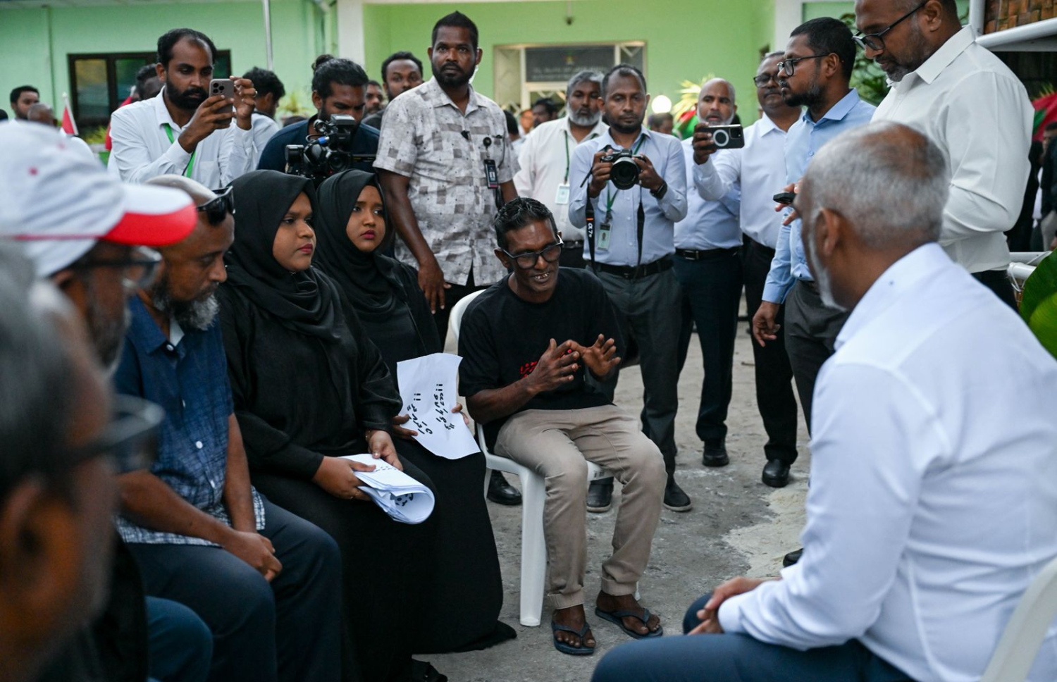 ރައީސް މުއިއްޒު މިއަދު ހަވީރު ހޮޅުދު އަށް ވަޑައިގެން ޒަކިއްޔާގެ އާއިލާގެ މީހުންގެ ޝަކުވާތައް އަޑުއައްސަވަނީ.