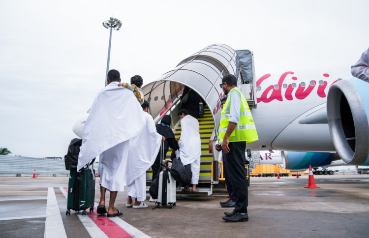 Maldivian ge flight eh charter koh, 164 meehun mirey Umra ah furuvaalanee