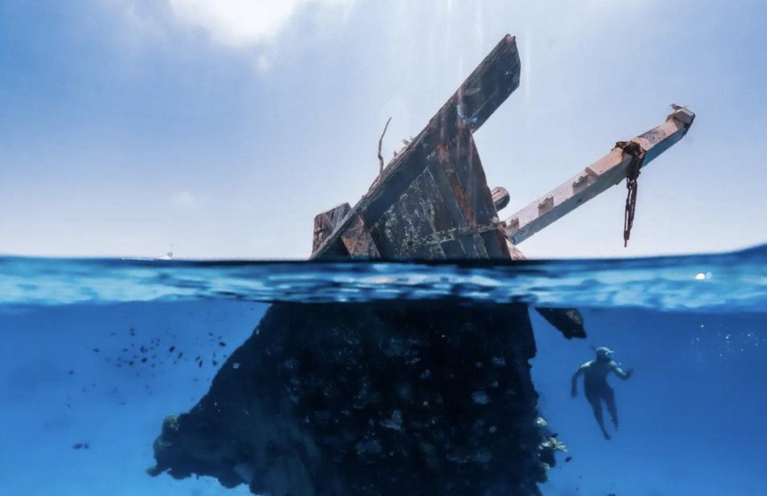 ވާވު ޝިޕްރެކް: މި ބޯޓު ފަރުން ނެއްޓި އޮޔާދާތީ ސަމާލުވާން ސިފައިން ވަނީ ދަތުރުވެރިންނަށް އިލްތިމާސްކޮށްފައި.-- ފޮޓޯ: ވިޒިޓް މޯލްޑިވްސް