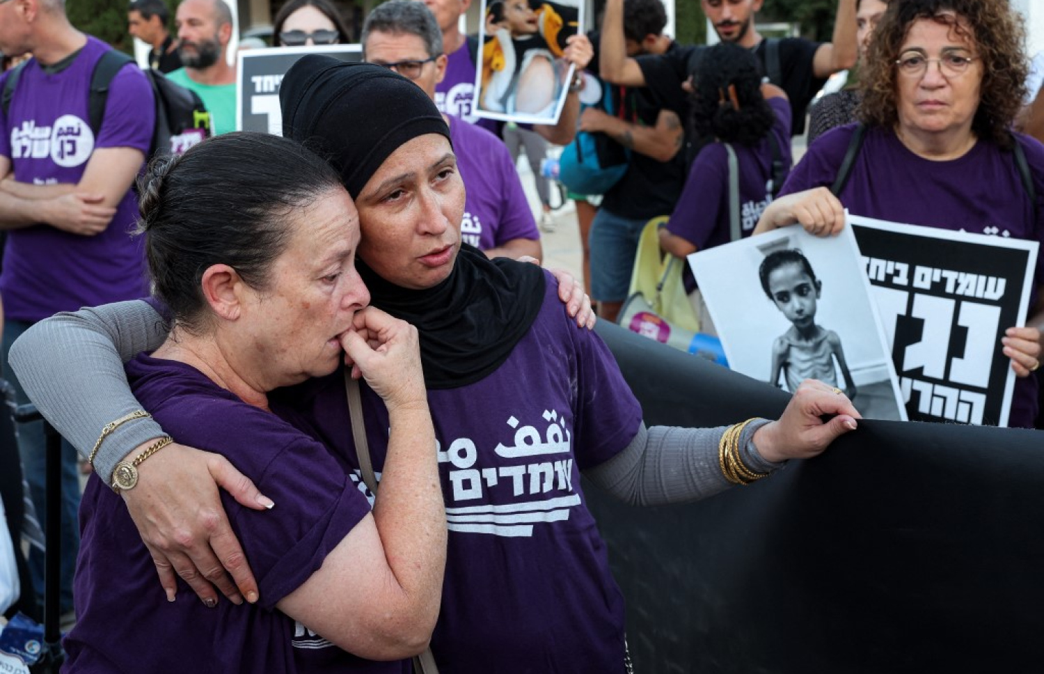 ޣައްޒާ ބަނޑަށް ޖައްސާފައި ބާއްވައި ހަނގުރާމަ އަދިވެސް އިތުރަށް ފުޅާކުރާތީ އިޒްރޭލުގައި މުޒާހަރާކުރަނީ. -- ފޮޓޯ: އޭއެފްޕީ