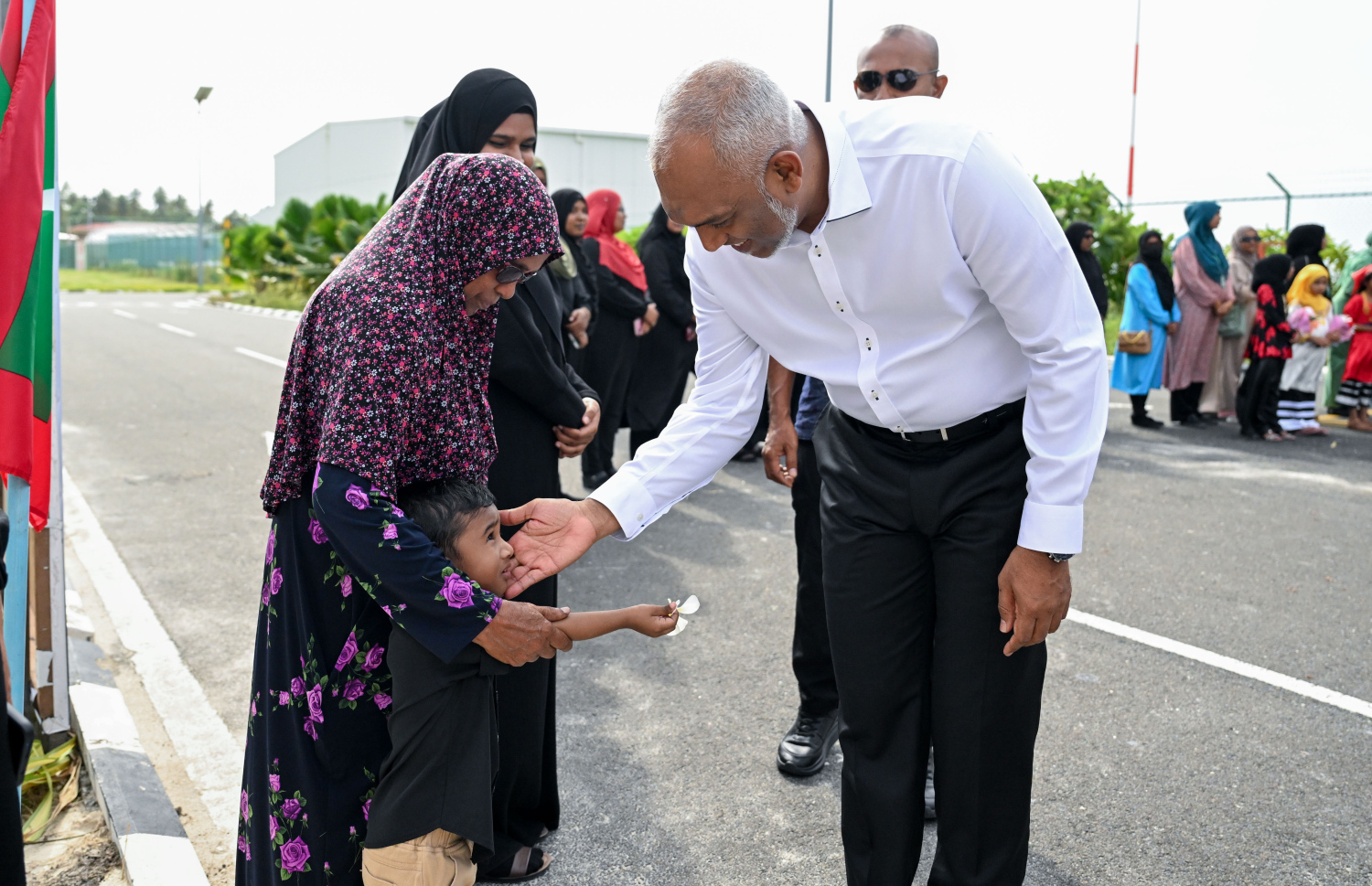 ރައިސް ޑރ. މުހައްމަދު މުއިއްޒު ނ. ހެނބަދޫއަށް ވަޑައިގަތުމުން އެ ރަށުން އެމަނިކުފާނަށް މަރުހަބާ ކިޔުމަށް ނިކުތް ކުޑަކުއްޖަކާ ސަލާމް ކުރައްވަނީ،.--- ފޮޓޯ: ރައީސް އޮފީސް