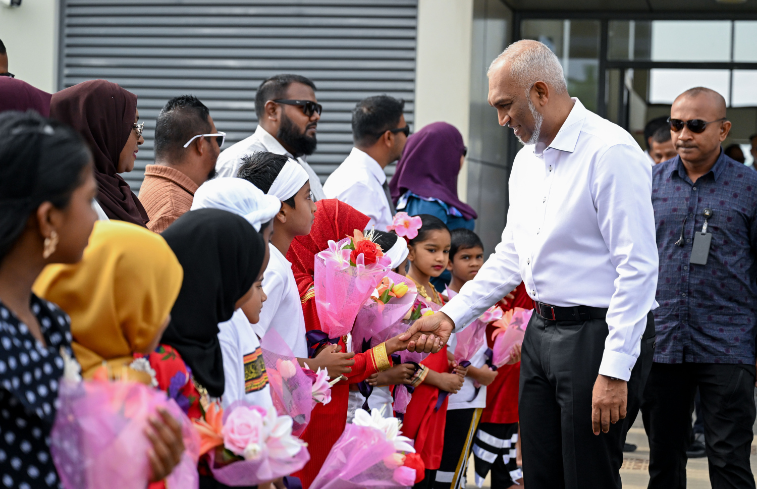 ރައިސް ޑރ. މުހައްމަދު މުއިއްޒު ނ. މާފަރަށް ވަޑައިގަތުމުން އެ ރަށުން އެމަނިކުފާނަށް މަރުހަބާ ކިޔުމަށް ނިކުތް ރައްޔިތުންނާ ސަލާމް ކުރައްވަނީ،.--- ފޮޓޯ: ރައީސް އޮފީސް