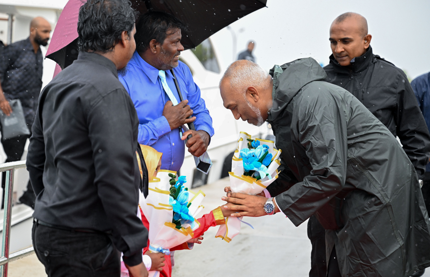 ރައިސް ޑރ. މުހައްމަދު މުއިއްޒު ނ. ހެނބަދޫއަށް ވަޑައިގަތުމުން އެ ރަށުން އެމަނިކުފާނަށް މަރުހަބާ ކިޔުމަށް ނިކުތް ރައްޔިތުންނާ ސަލާމް ކުރައްވަނީ،.--- ފޮޓޯ: ރައީސް އޮފީސް