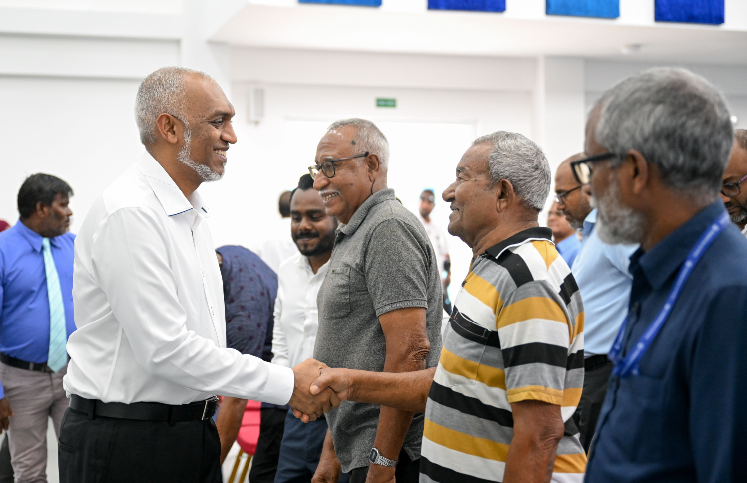 ރައިސް ޑރ. މުހައްމަދު މުއިއްޒު ނ. ހެނބަދޫއަށް ވަޑައިގެން އެ ރަށުގެ ރައްޔަތުންނާ ބައްދަލު ކުރައްވަނީ،.--- ފޮޓޯ: ރައީސް އޮފީސް