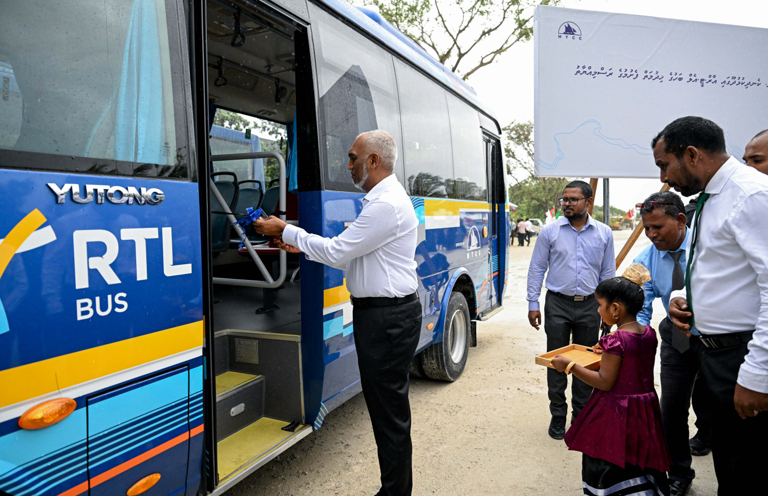 ނ. އަތޮޅަށް ރައީސް ޑރ. މުހައްމަދު މުއިއްޒު ކުރައްވަމުން ގެންދަވާ ދަތުރުފުޅުގައި ކެނދިކުޅުދުއަށް ވަޑައިގެން އެ ރަށުގައި ބަހުގެ ހިދުމަތް ފައްޓަވައިދެއްވަނީ.-- ފޮޓޯ: ރައީސް އޮފީސް