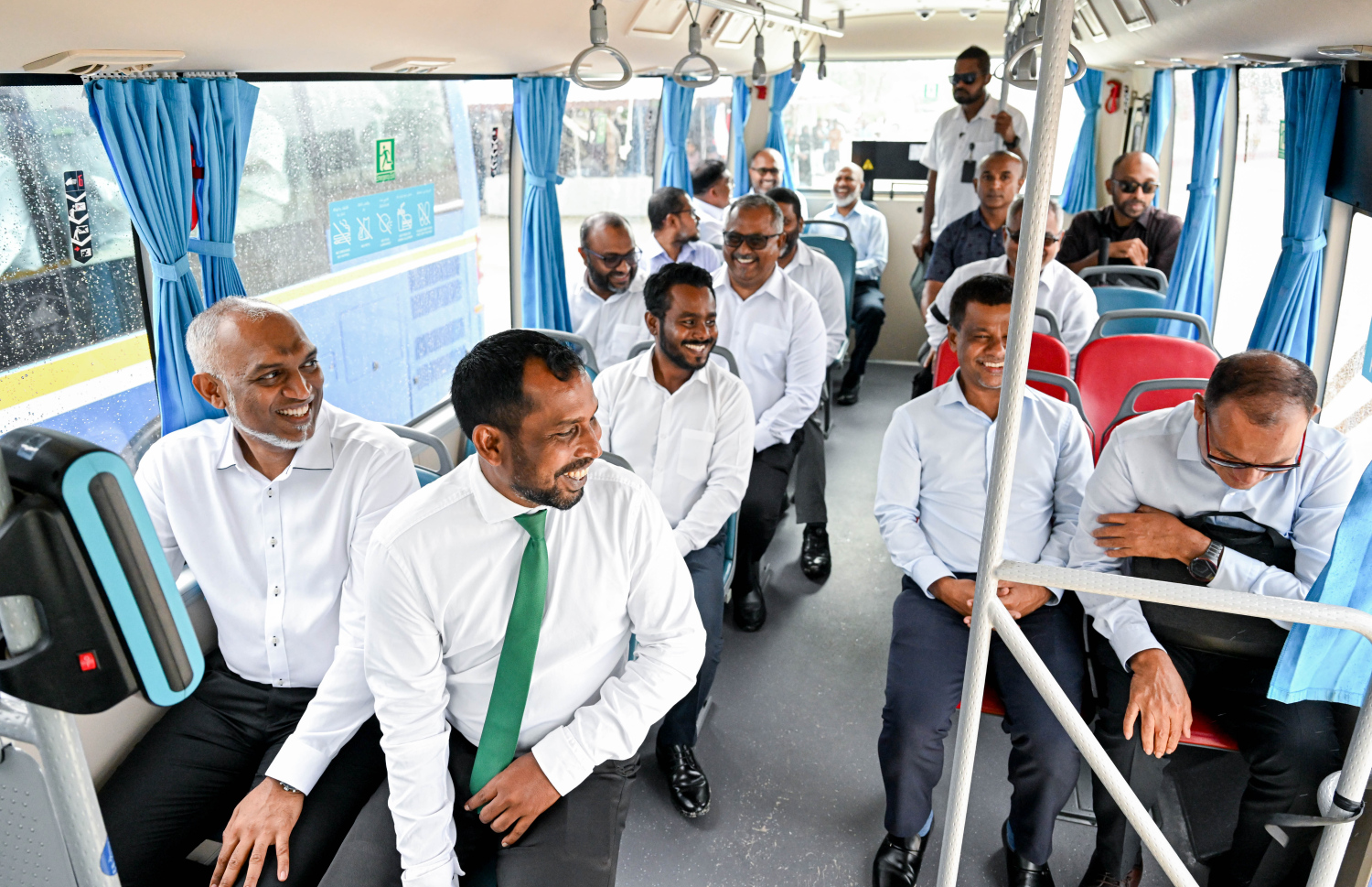 ނ. އަތޮޅަށް ރައީސް ޑރ. މުހައްމަދު މުއިއްޒު ކުރައްވަމުން ގެންދަވާ ދަތުރުފުޅުގައި ކެނދިކުޅުދުއަށް ވަޑައިގެން އެ ރަށުގައި ބަހުގެ ހިދުމަތް ފައްޓަވައިދެއްވަނީ.-- ފޮޓޯ: ރައީސް އޮފީސް