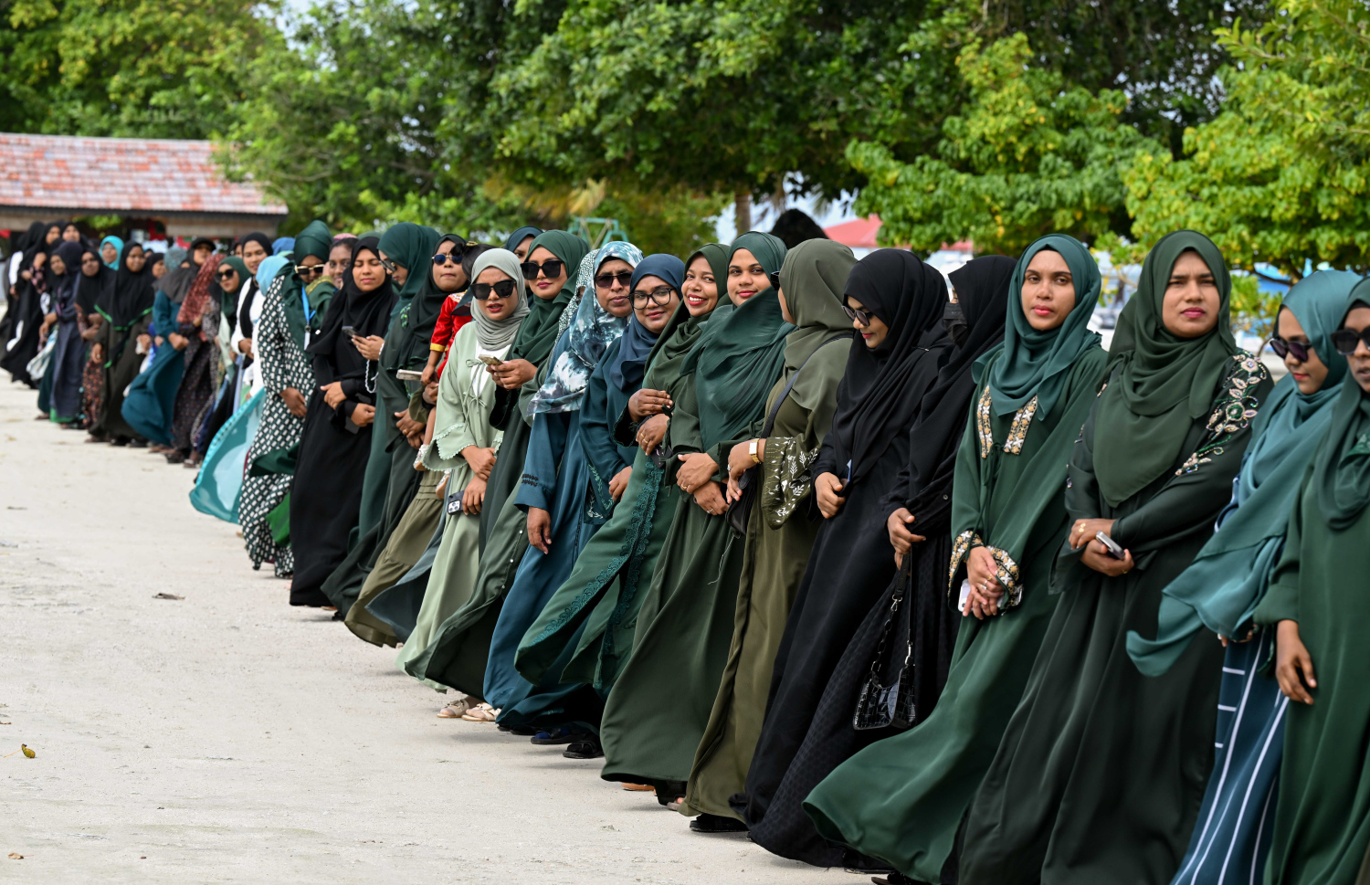 ރައިސް ޑރ. މުހައްމަދު މުއިއްޒު ނ. ލަންދޫއަށް ވަޑައިގަތުމުން އެ ރަށުން އެމަނިކުފާނަށް މަރުހަބާ ކިޔުމަށް ނިކުތް ރައްޔިތުން،.--- ފޮޓޯ: ރައީސް އޮފީސް