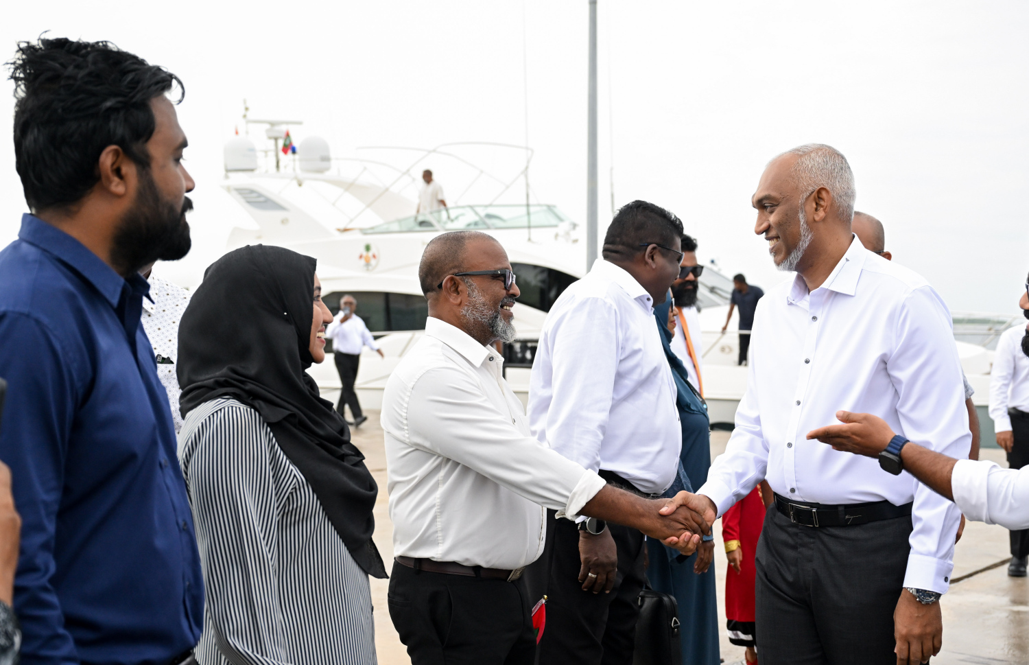 ރައީސް މުއިއްޒު މިއަދު ފޮއްދު އަށް ވަޑައިގަތުމުން އެ ރަށުން މަރުހަބާ ދަންނަވަނީ.---ފޮޓޯ: ރައީސް އޮފީސް