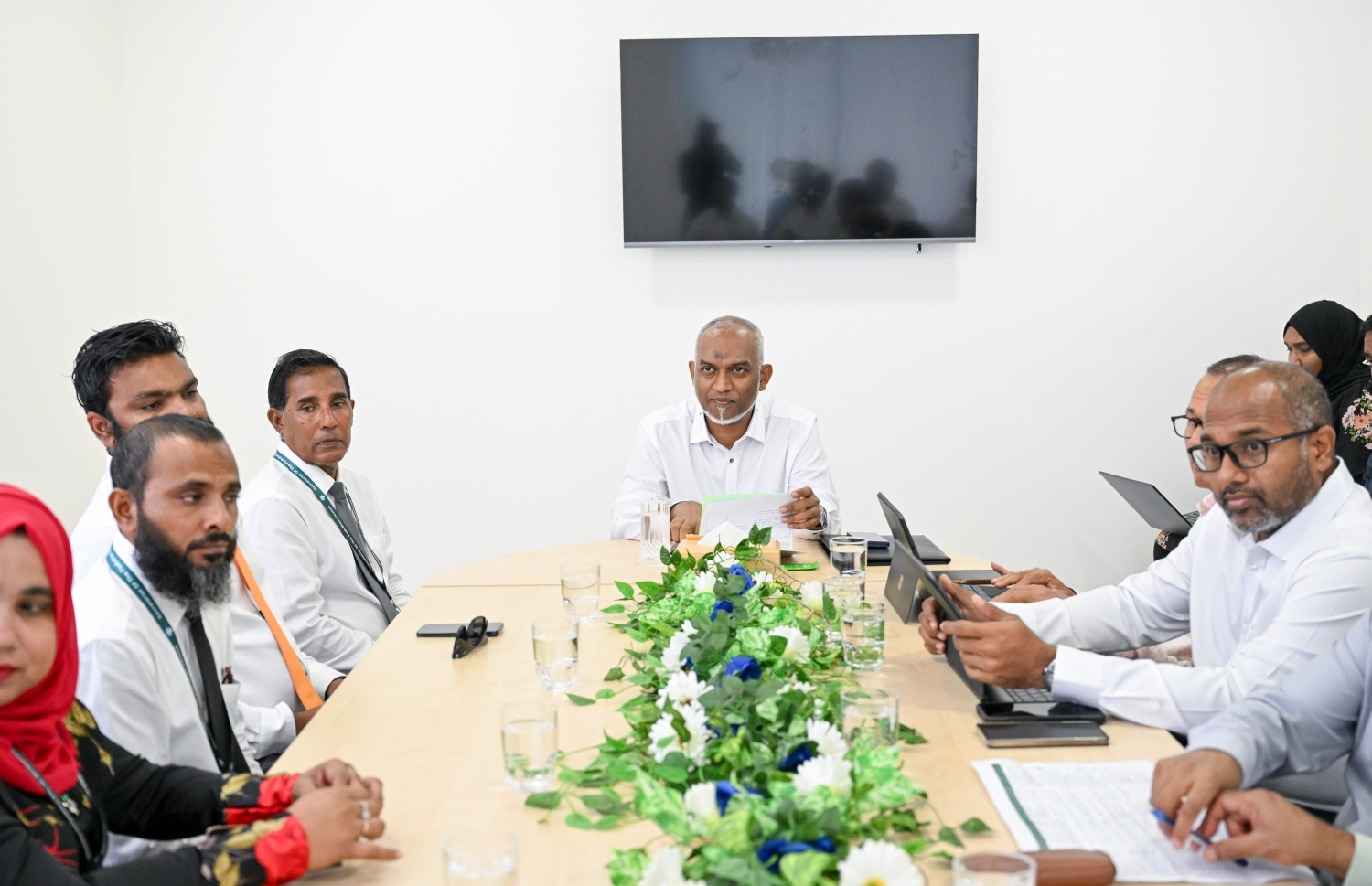 ރައީސް މުއިއްޒު ފޮއްދޫ ކައުންސިލާ މިއަދު ބައްދަލުކުރައްވަނީ.--- ފޮޓޯ: ރައީސް އޮފީސް