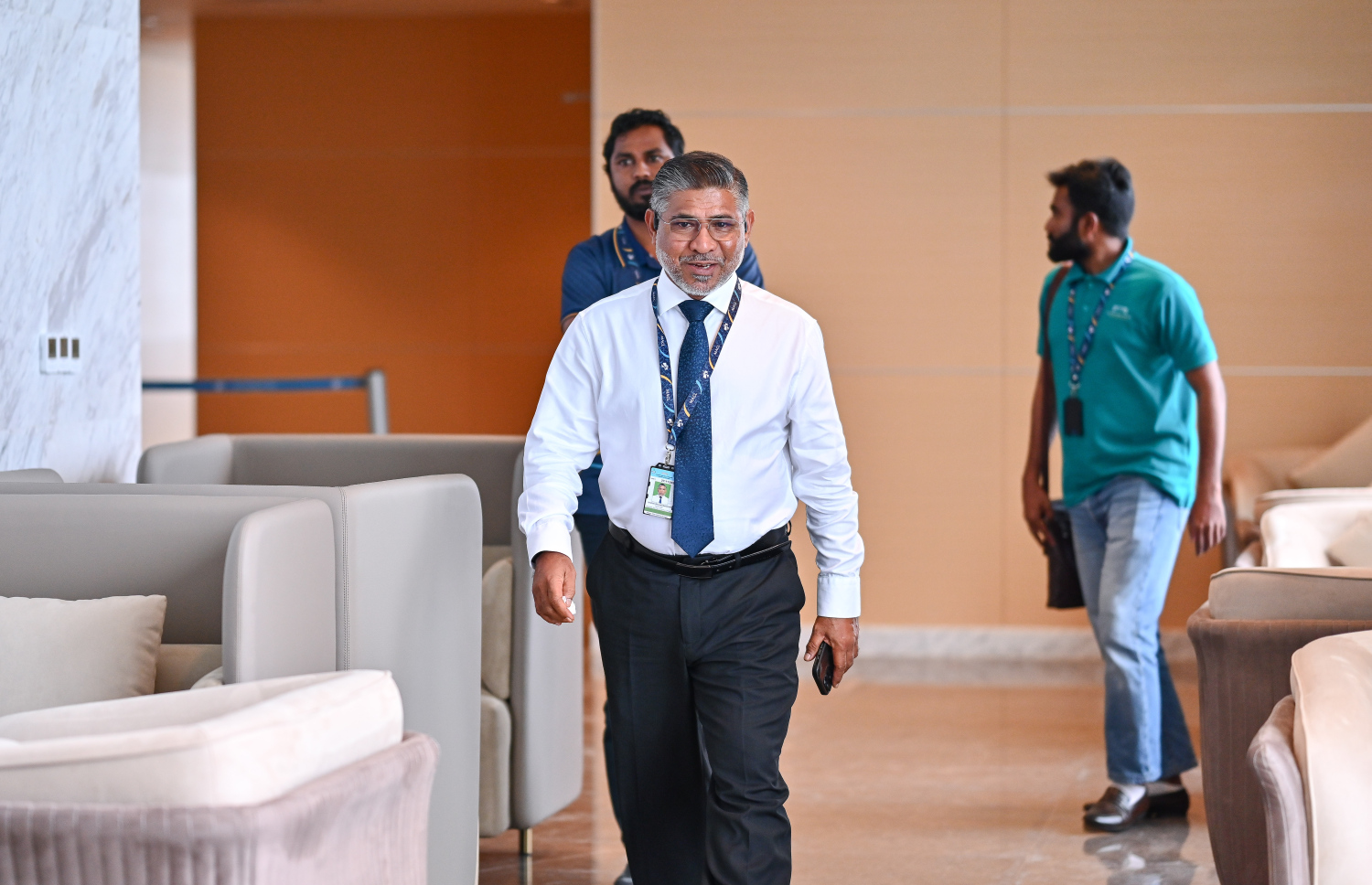 އެމްއޭސީއެލްގެ އެމްޑީ ޝަރީފު މިއަދު އެއާޕޯޓުގައި: އެ ތަނުގެ ފައިނޭންސިން ހަމަޖެހުނު ނަމަވެސް، އެ ހަމަޖެހިގެން ލިބުމަށް ވެސް ދުވަސް ނެގިކަން އޭނާ ފާހަގަކުރެއްވި.--- ފޮޓޯ: ފަޔާޒް މޫސާ / މިހާރު