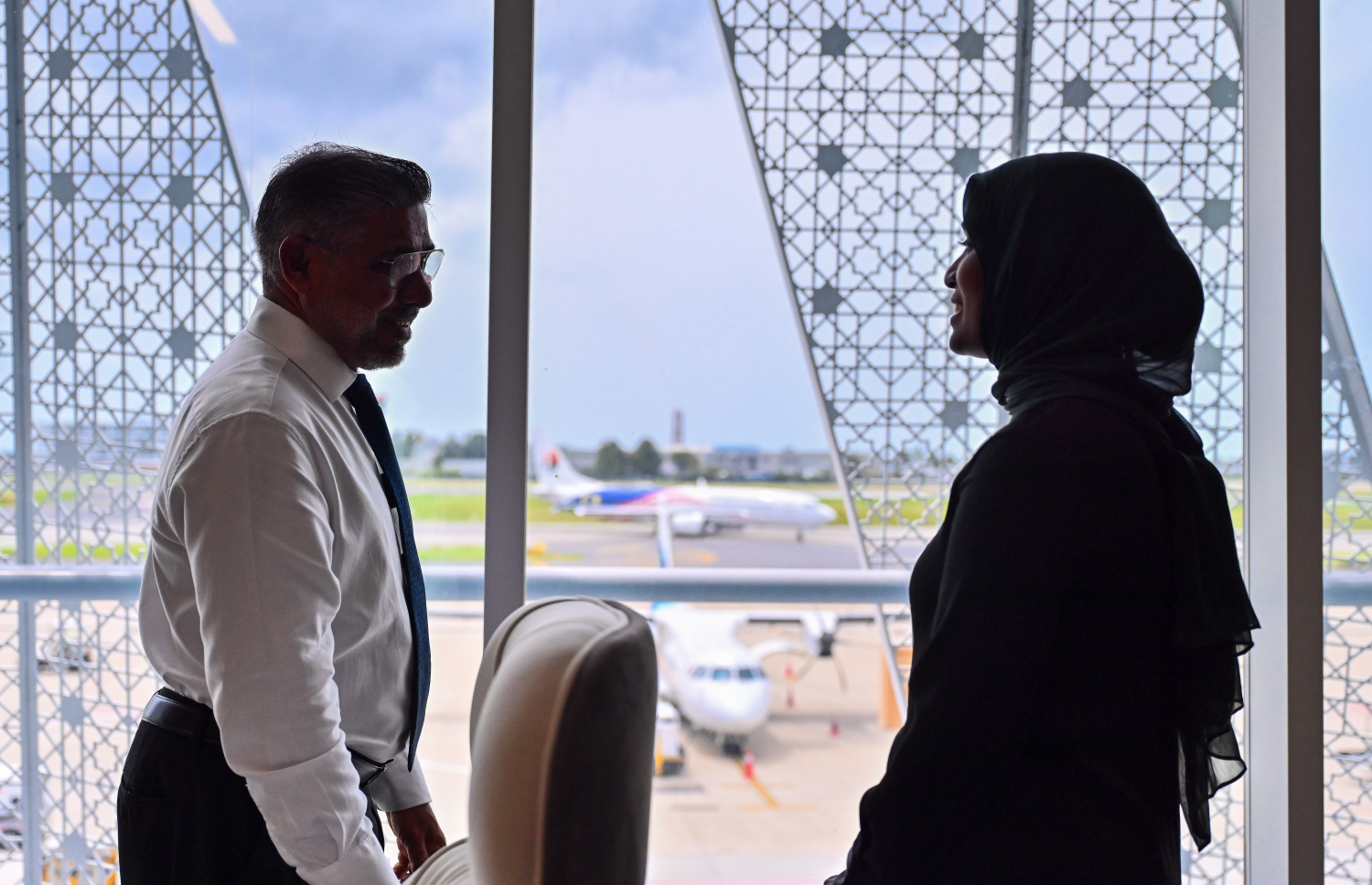 އެމްއޭސީއެލްގެ އެމްޑީ ޝަރީފު "މިހާރު" ގެ ޓީމާ އެކު މިއަދު ވީއައިއޭގައި.---ފޮޓޯ: ފަޔާޒު މޫސާ| މިހާރު