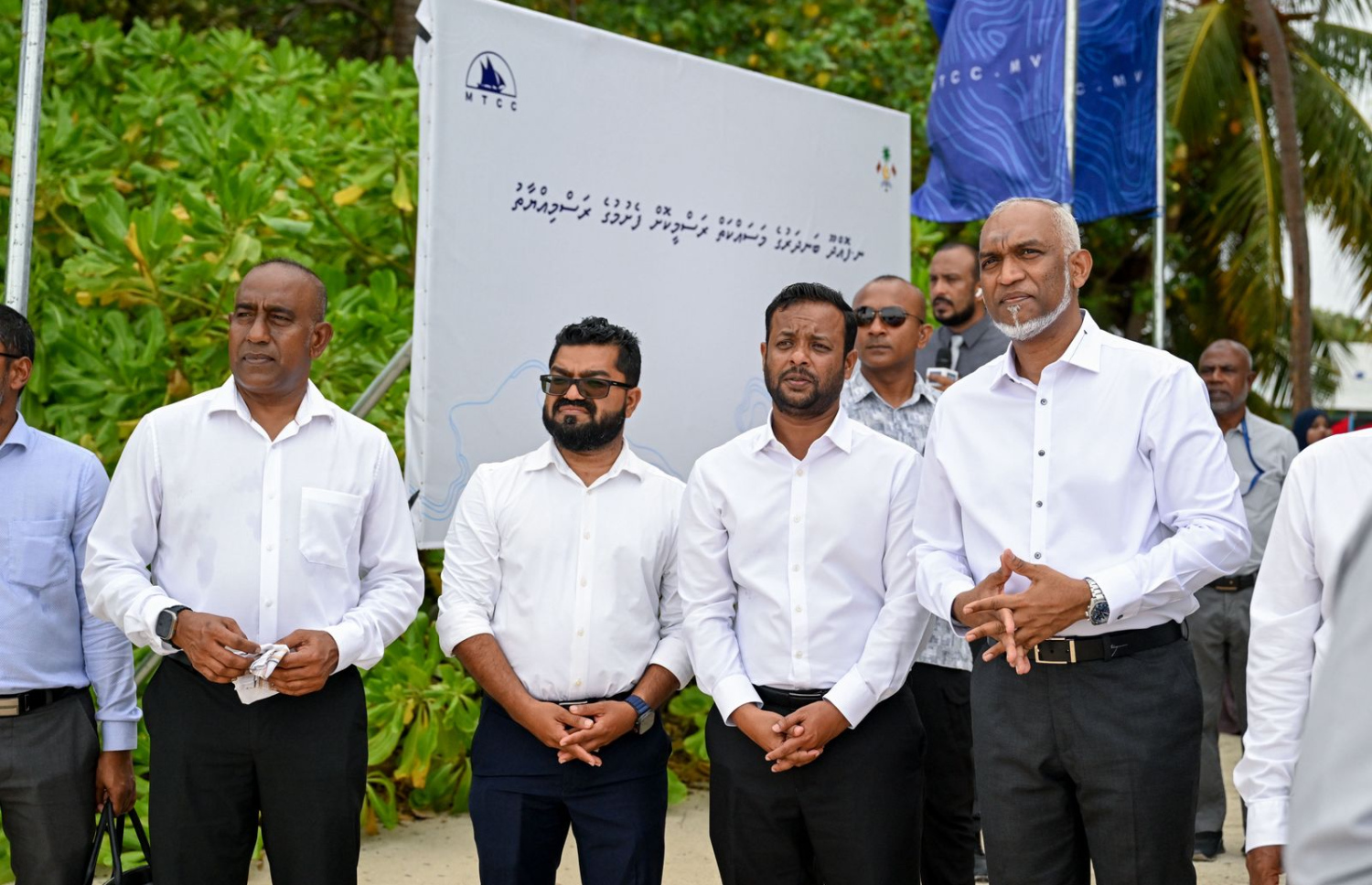 ފޮއްދޫ ބަނދަރު ހެދުމުގެ އަމަލީ މަސައްކަތް ފަށަން ރަސްމިއްޔާތުގައި ރައީސް ޑރ. މުހައްމަދު މުއިއްޒު ބައިވެރިވެވަޑައިގަންނަވަނީ.-- ފޮޓޯ: ރައީސް އޮފީސް