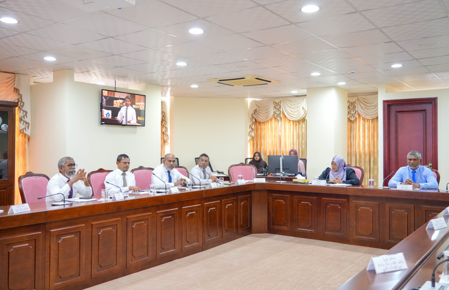 މަޖިލީހުގެ ހިއުމަން ރައިޓްސް އެންޑް ޖެންޑާ ކޮމިޓީއިން ފެމިލީ ޕްރޮޓެކްޝަން އޮތޯރިޓީގެ 2024 ވަނަ އަހަރުގެ އަހަރީ ރިޕޯޓު އަދި ޖިންސީ ކުށުގެ ގާނޫނުގެ ދަށުން ތައްޔާރުކޮށްފައިވާ ހުލާސާ މޮނިޓަރިންގް ރިޕޯޓާ ގުޅޭގޮތުން ބައްދަލުކުރުން.-- ފޮޓޯ: މަޖިލިސް