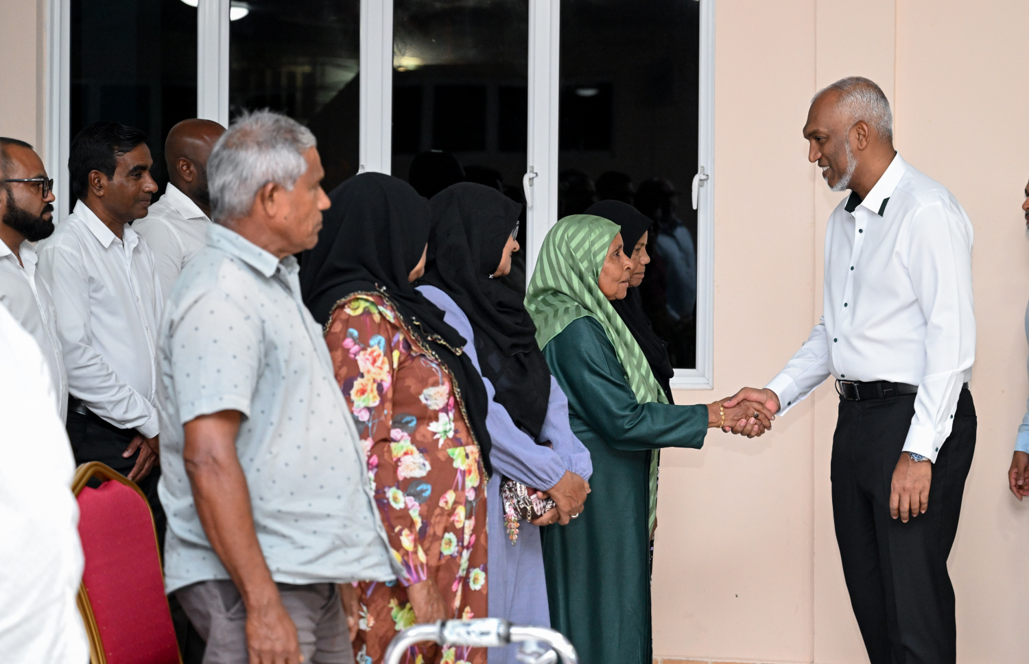 ވެލިދޫގެ ޖަލްސާ އަށް ރައީސް މުއިއްޒު ވަޑައިގެން އާންމުންނާ ސަލާން ކުރައްވަނީ.---ފޮޓޯ: ރައީސް އޮފީސް