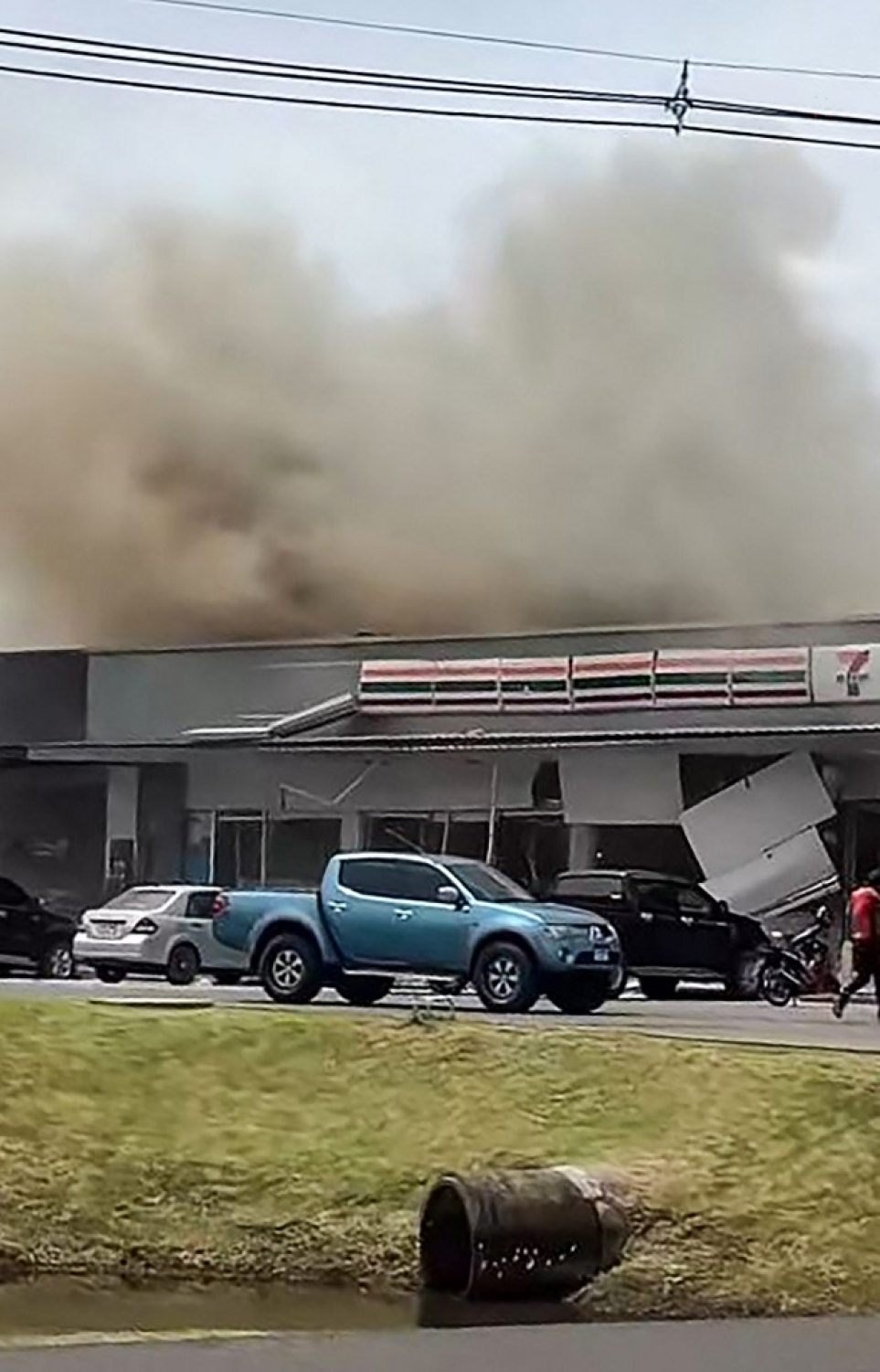 ކެމްބޯޑިއާގެ ހަމަލާއަށް ފަހު ތައިލެންޑުގެ އިމާރާތެއްގައި ރޯވެ އަނދަނީ. -- ފޮޓޯ: އޭއެފްޕީ