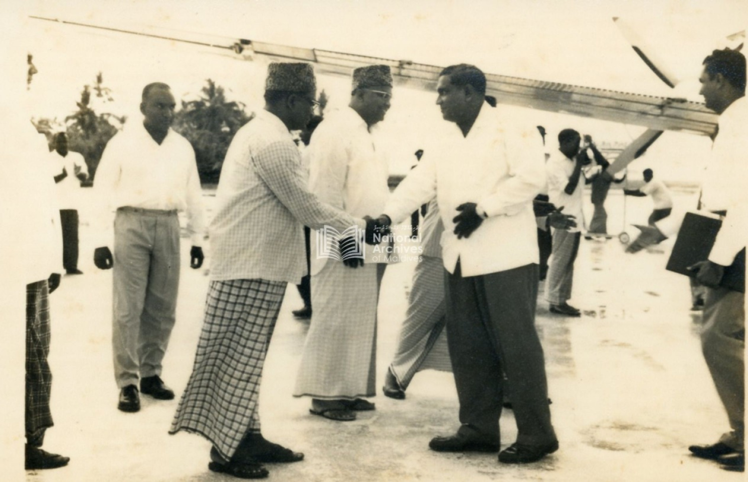 ދިވެހިން ދާ އޮހޮރުވައިގެން ކުރި ބުރަ މަސައްކަތުން ހެދި ހުޅުލޭ އެއާޕޯޓަށް ފުރަތަމަ ޖެއްސި މަތިންދާބޯޓު އެއާ ސިލޯނުން ފައިބައިވަޑައިގެން އޭރުގެ ބޮޑުވަޒީރު ނާސިރު ދައުލަތުގެ ވެރިންނާ ސަލާން ކުރައްވަނީ،--- ފޮޓޯ: ނެޝަނަލް އާކައިވްސް