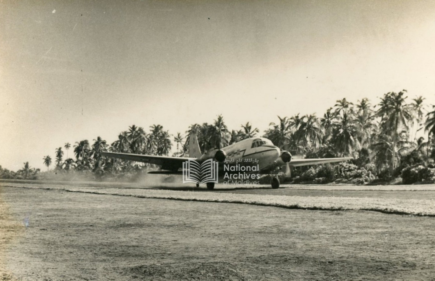 ދިވެހިން ދާ އޮހޮރުވައިގެން ކުރި ބުރަ މަސައްކަތުން ހެދި ހުޅުލޭ އެއާޕޯޓަށް ފުރަތަމަ ޖެއްސި މަތިންދާބޯޓު އެއާ ސިލޯން ބެލުމަށް މީހުން އެއްވެފައި،--- ފޮޓޯ: ނެޝަނަލް އާކައިވްސް