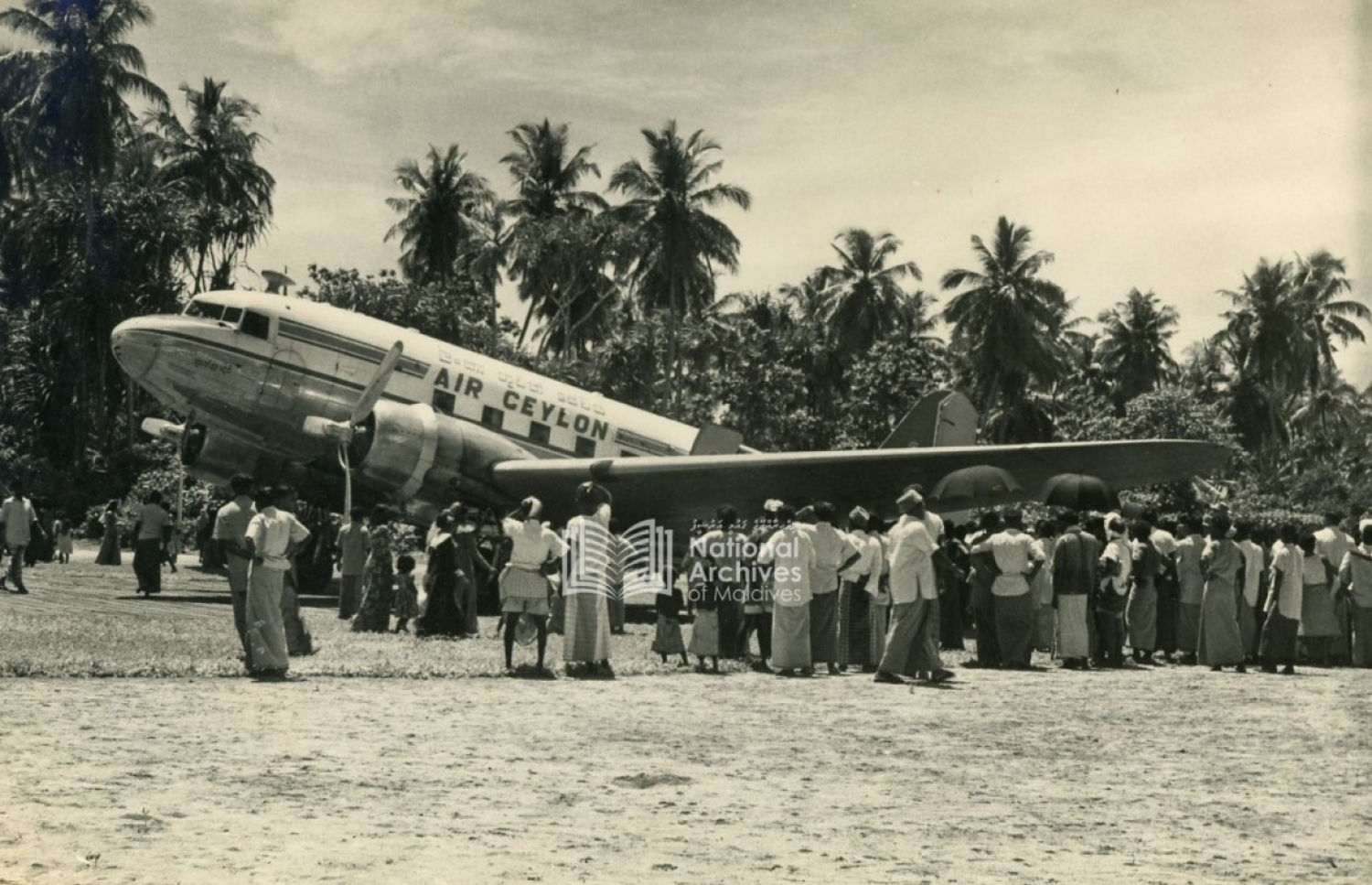 ދިވެހިން ދާ އޮހޮރުވައިގެން ކުރި ބުރަ މަސައްކަތުން ހެދި ހުޅުލޭ އެއާޕޯޓަށް ފުރަތަމަ ޖެއްސި މަތިންދާބޯޓު އެއާ ސިލޯން ބެލުމަށް މީހުން އެއްވެފައި،--- ފޮޓޯ: ނެޝަނަލް އާކައިވްސް