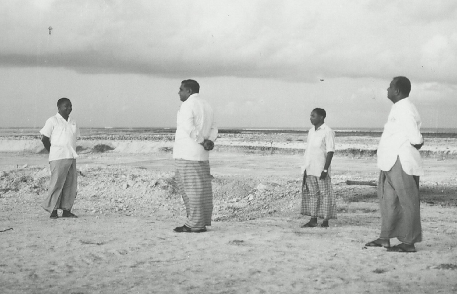 ދިވެހިންގެ އެއާޕޯޓު ހެދުމަށް ތައްޔާރުކުރި ސަރަހައްދު އޭރުގެ ބޮޑުވަޒީރު ނާސިރު ބައްލަވަނީ.--- ފޮޓޯ: ނެޝަނަލް އާކައިވްސް