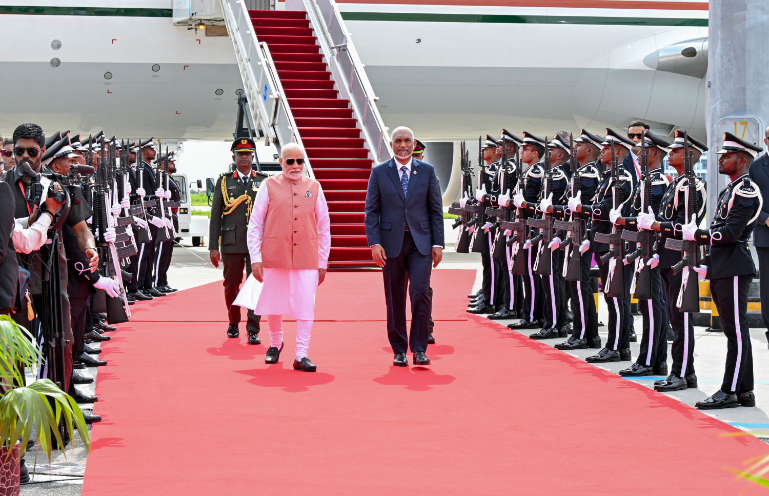 އިންޑިއާގެ ބޮޑުވަޒީރު މޯދީ އަށް ރައީސް މުއިއްޒު ވެލާނާ އިންޓަނޭޝަނަލް އެއާޕޯޓުން މިއަދު ހެނދުނު މަރުހަބާ ދަންނަވަނީ.---ފޮޓޯ: ރައީސް އޮފީސް