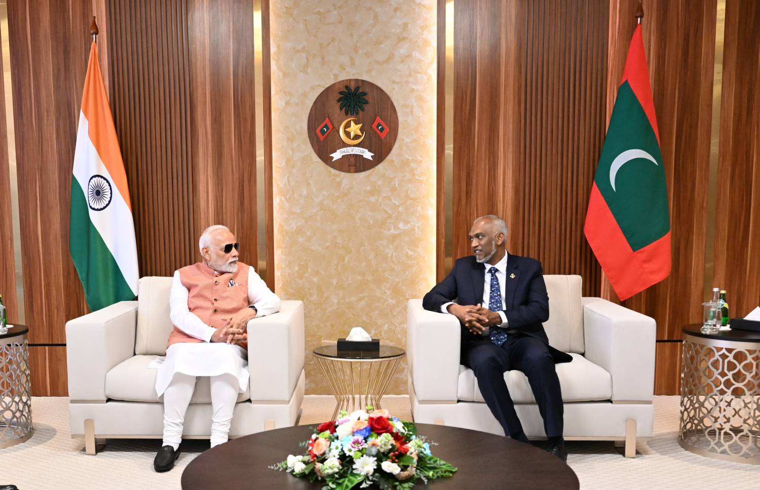 އިންޑިއާގެ ބޮޑުވަޒީރު މޯދީ މިއަދު ހެނދުނު ރާއްޖެ ވަޑައިގެން ވެލާނާ އިންޓަނޭޝަނަލް އެއާޕޯޓުގެ ވީވީއައިޕީ ލައުންޖުގައި ރައީސް މުއިއްޒާ އެކު މަޑުކޮށްލައްވައިގެން.---ފޮޓޯ: ރައީސް އޮފީސް